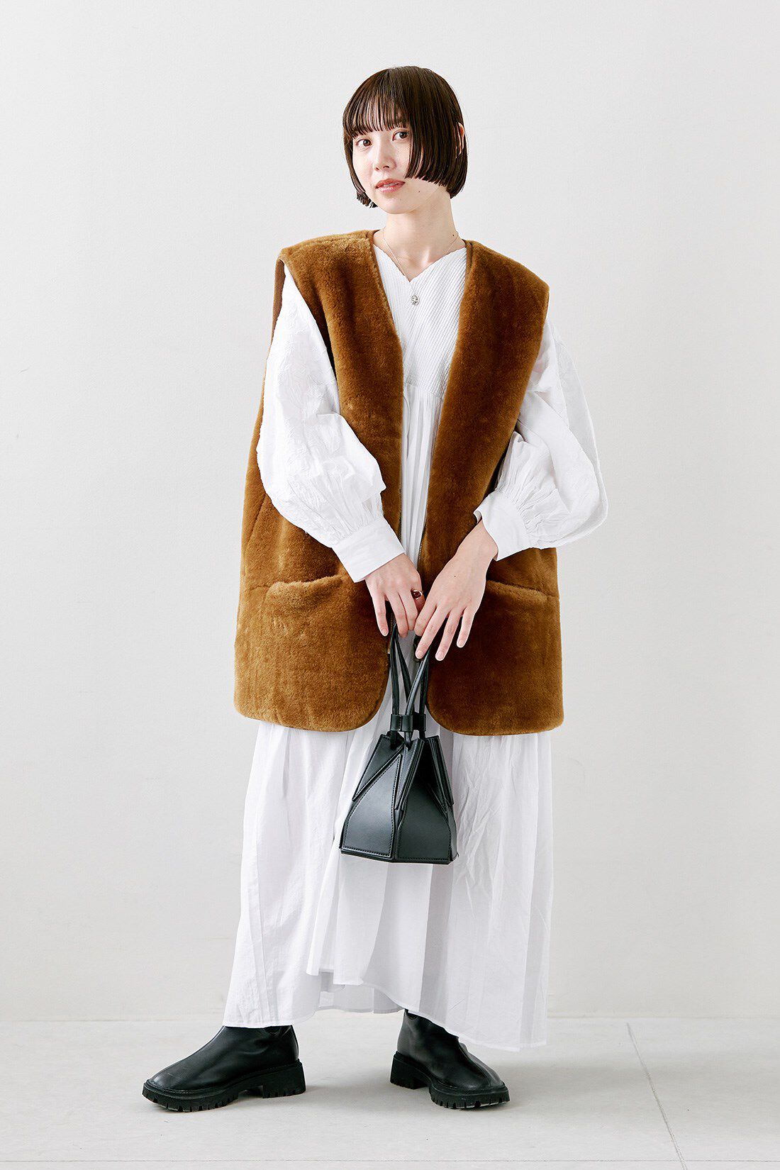 MEDE19F|【MADE IN INDIA COLLECTION】モチーフ刺しゅうコットンワンピース〈ホワイト〉のコーディネート|【着用サイズ】ベスト：M　ワンピース：１（MP〜LP）