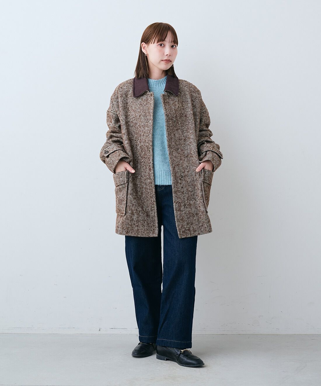 Live in  comfort|栞里ちゃん 異素材 ミドル コート ダークブラウン 茶色と切り替えデザインで着映え洗えるニット〈ブルー〉とゆったり裏ボアワイドパンツ〈ＢＬ〉リブインのコーディネート