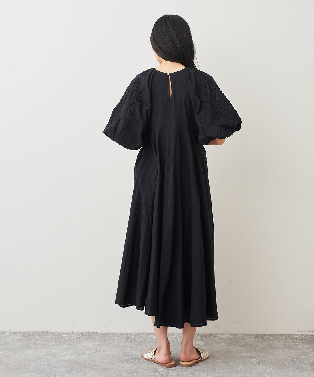 フェリシモファッションニュース|AAYUSHI パフスリーブエンブロイダリーフレアワンピース　SEN0214【WEB LIMITED ITEMS】|モデル身長：163cm
