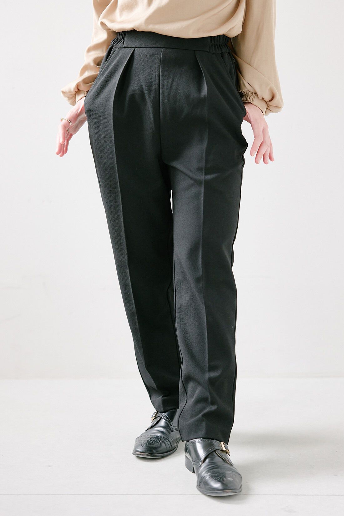 IEDIT|帯電防止加工 純黒素材 裏微起毛 バレエフィット（R） パンツ〈ブラック〉のコーディネート|【着用サイズ】パンツ：SP