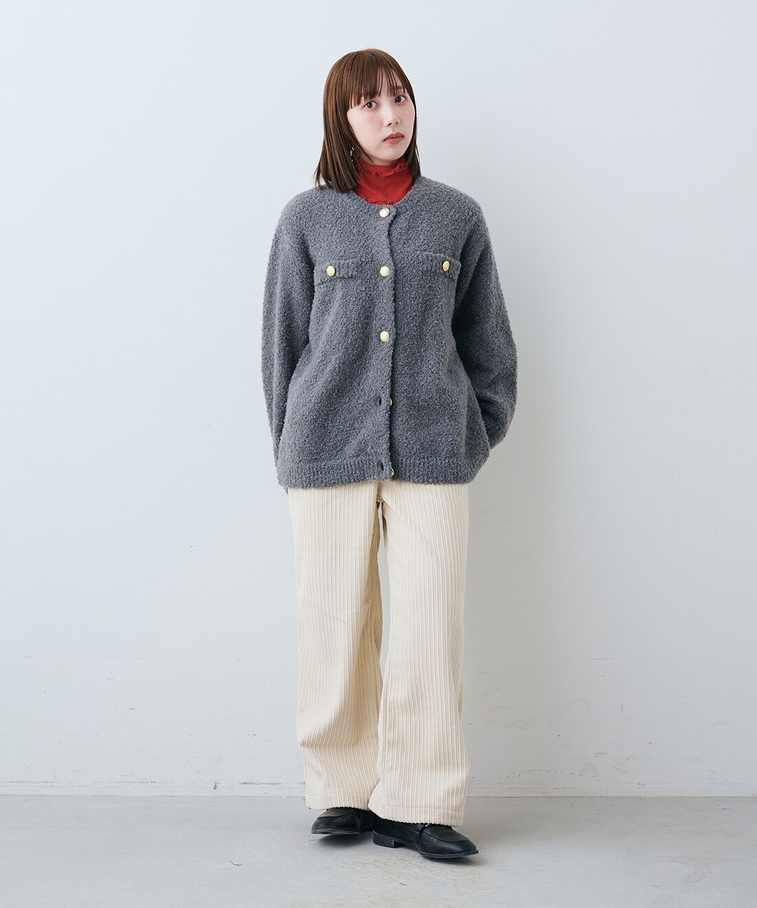 Live in  comfort|上品で気分が上がる 洗えるニットアウター〈グレー〉とメロウで華やぎ　綿混タートルネック〈ＲＤ〉のコーディネート