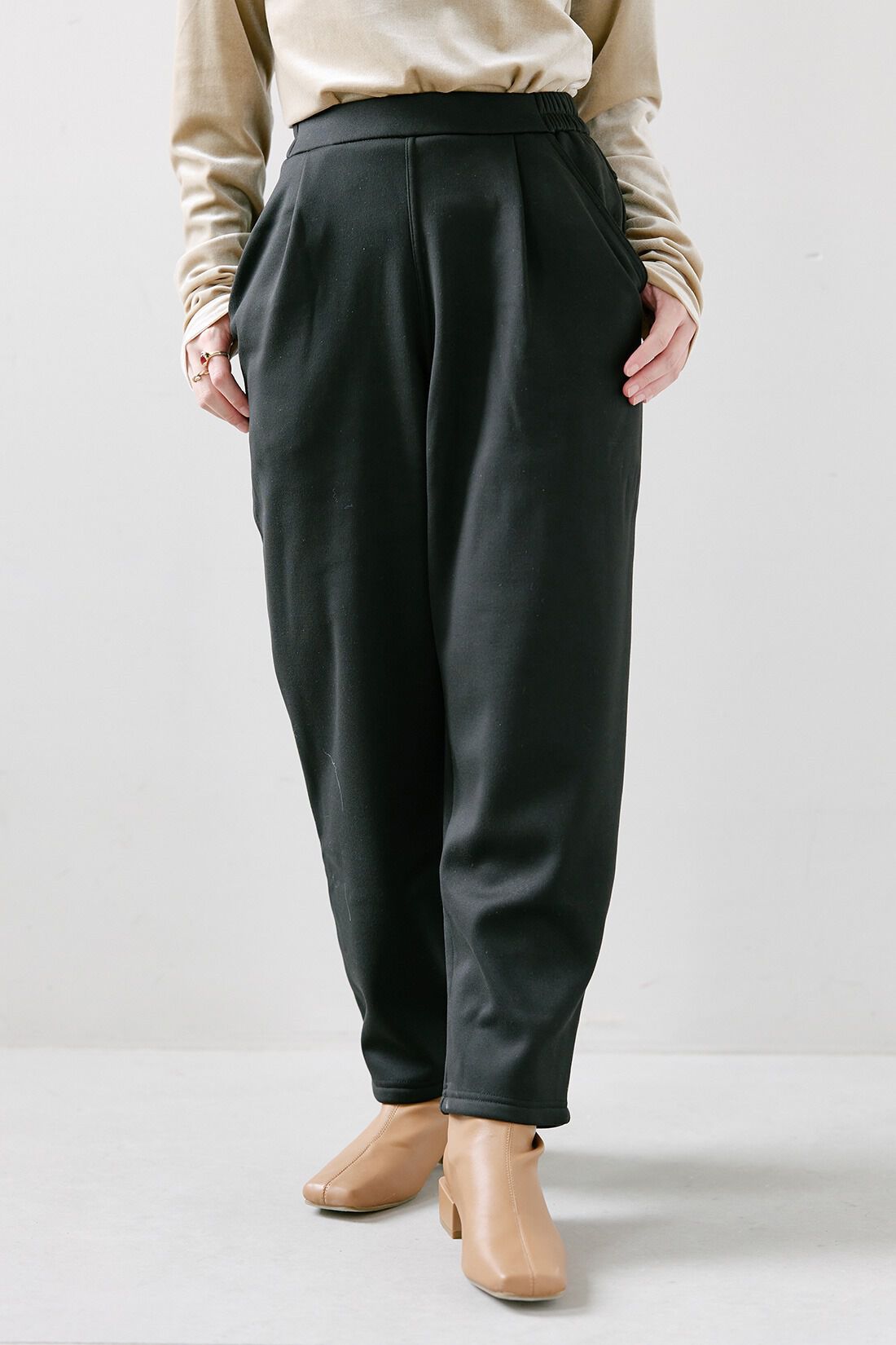 THREE FIFTY STANDARD|マシュマリッチ ゆる テーパード パンツ〈黒〉のコーディネート|【着用サイズ】パンツ:SP THREE FIFTY STANDARD|マシュマリッチ ゆる テーパード パンツ〈黒〉のコーディネート|【着用サイズ】パンツ:SP