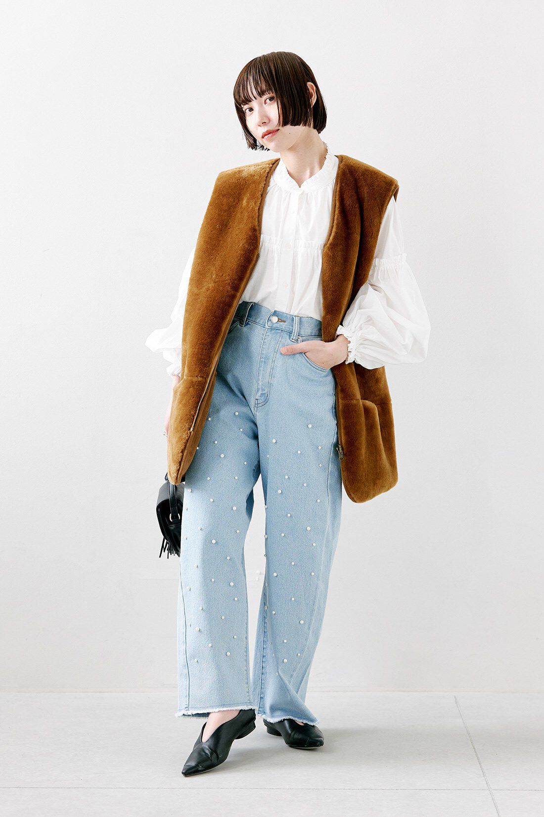 IEDIT［イディット］|リバーシブルフェイクファーベスト〈アンバーブラウン〉とコットン フリル ブラウス ホワイト 白のコーディネート|【着用サイズ】ベスト：M　トップス：S　パンツ：SP