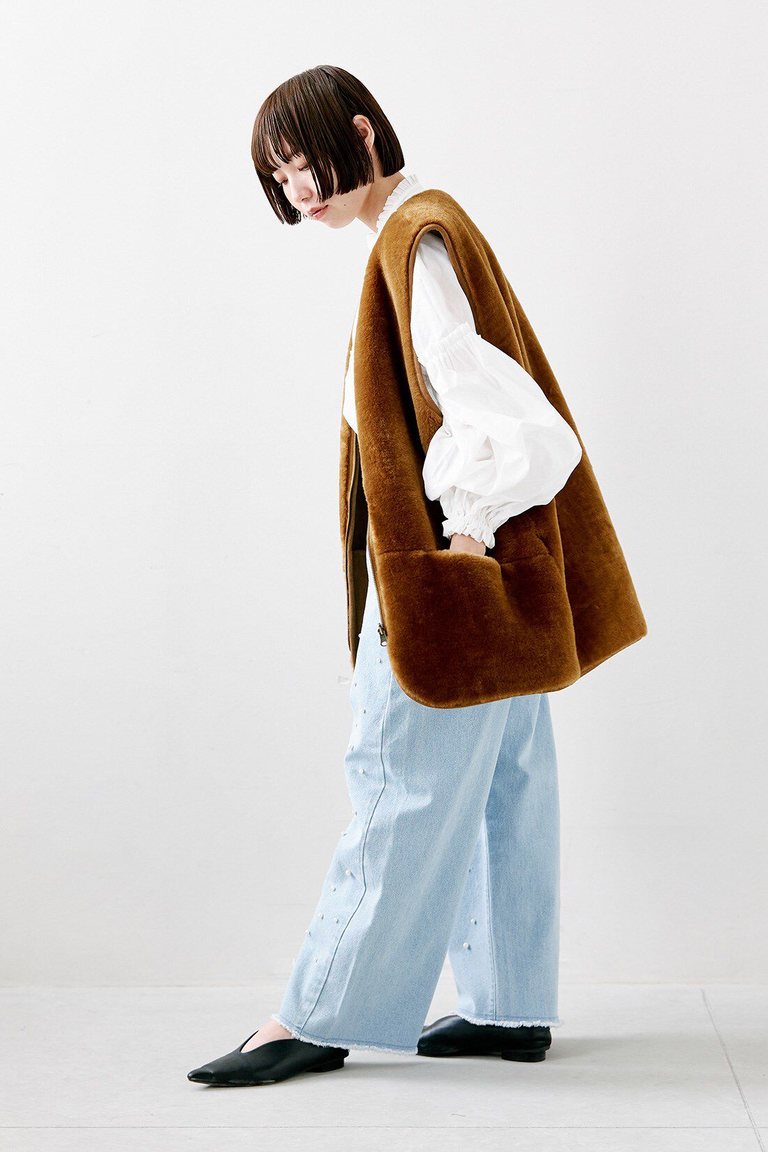 IEDIT［イディット］|リバーシブルフェイクファーベスト〈アンバーブラウン〉とコットン フリル ブラウス ホワイト 白のコーディネート|【着用サイズ】ベスト：M　トップス：S　パンツ：SP