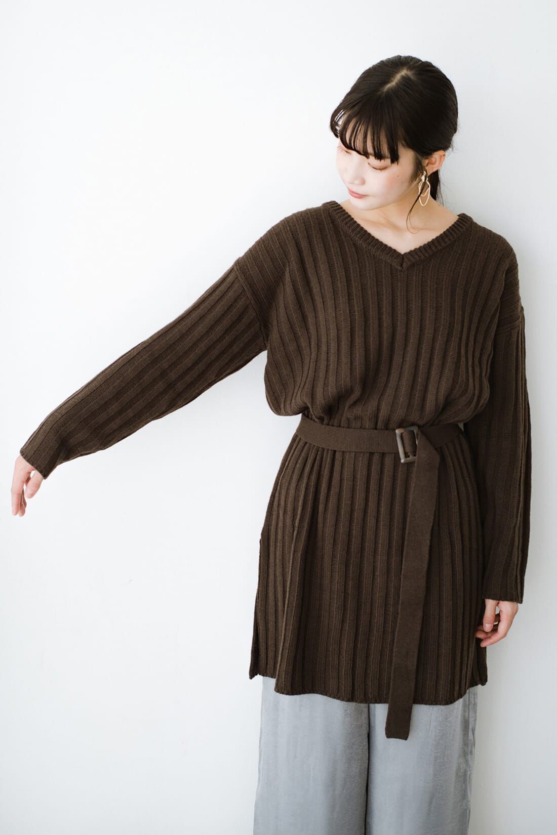 haco!［ハコ］|ｈａｃｏ！ 簡単にこなれコーデが完成する 単品使いもしやすいゆるシルエットニットとサテンパンツの便利なセット〈ブラウン〉