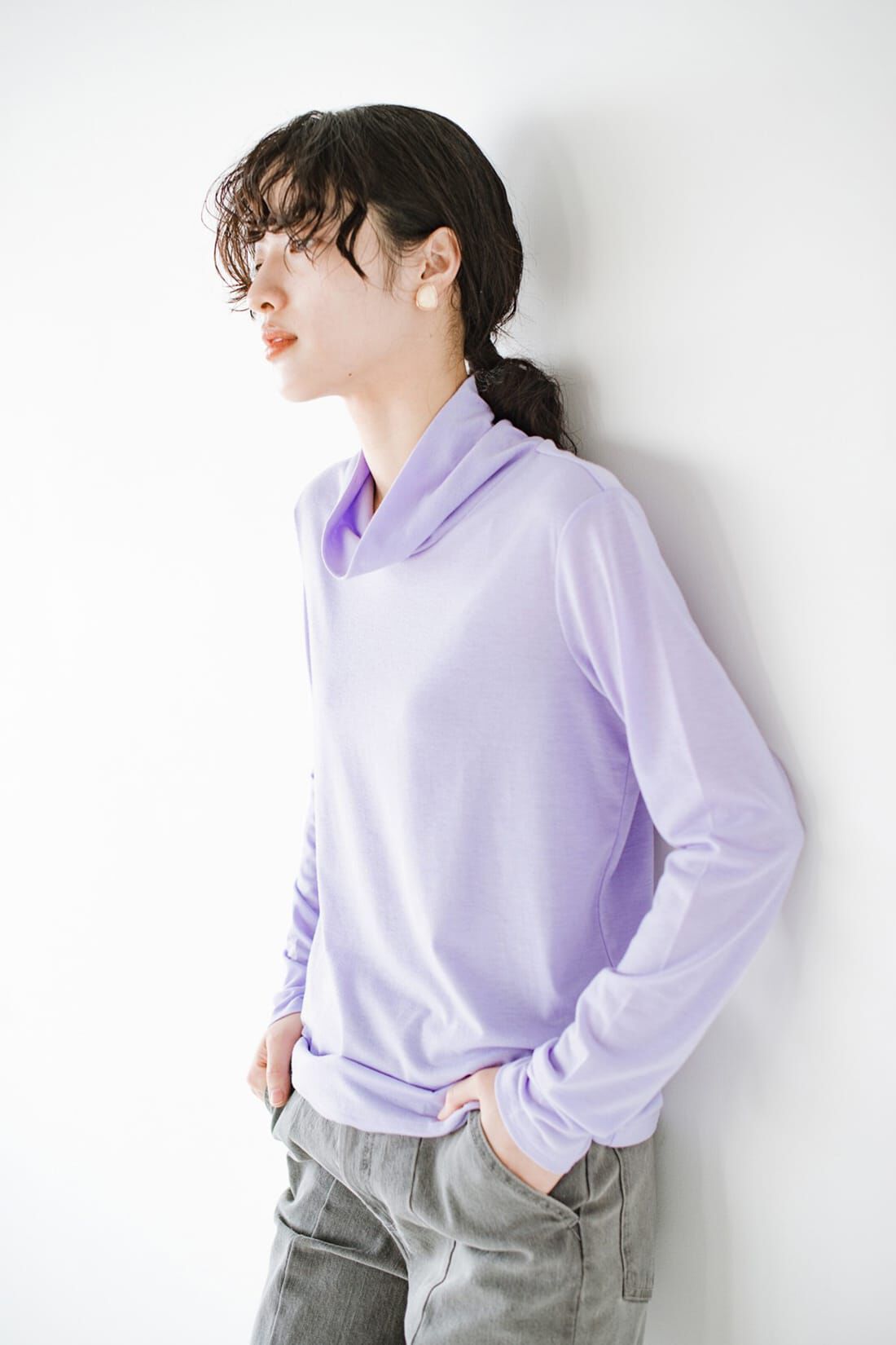 haco!|ｈａｃｏ！　重ね着上手になれる鍵！首元も着心地も苦しくなくコーデがそっと華やぐ　軽やか素材のタートルネックカットソートップスｂｙ　ｗｈｏ　ｍａｄｅ　ｍｅ〈ラベンダー〉