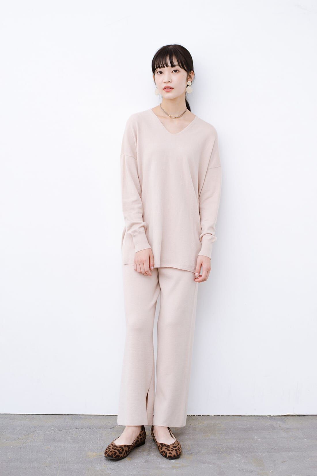 haco!|ｈａｃｏ！ 楽ちんなのにオシャレに見えて着まわしやすい！Ｖネックニットとパンツのニットアップ〈ライトベージュ〉