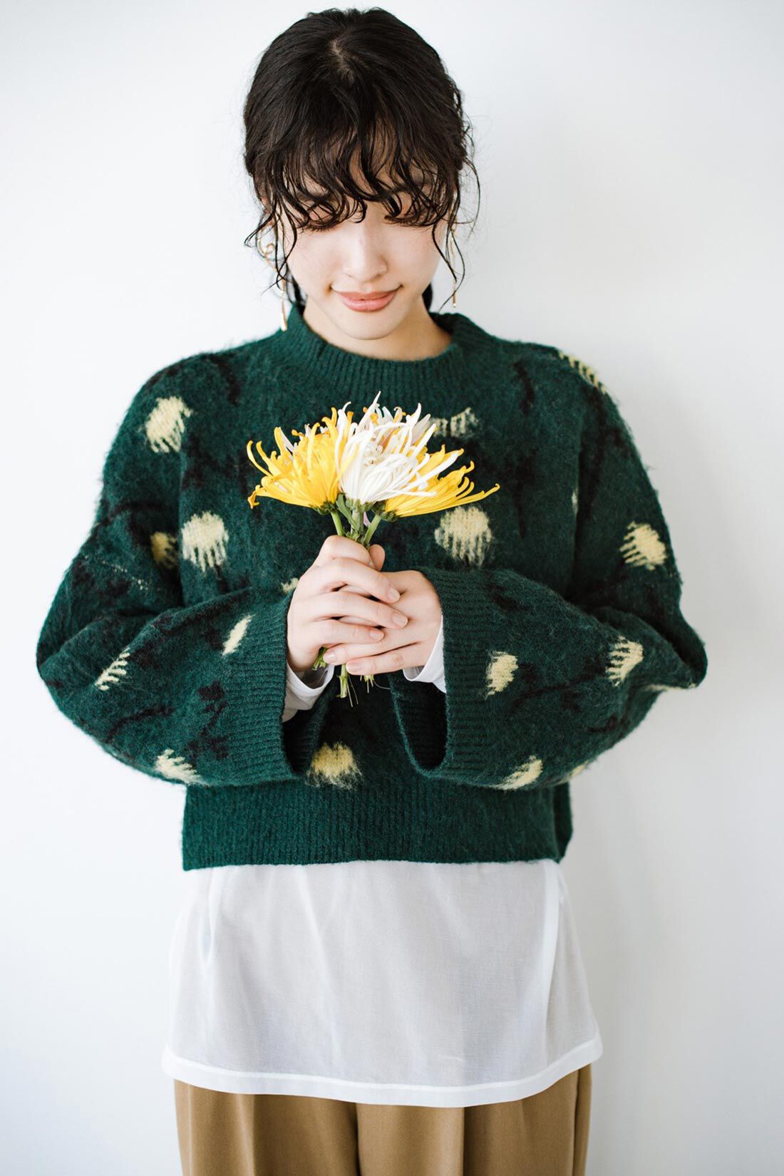 haco!［ハコ］|ｈａｃｏ！×ＮＯＫＩ　花をまとうコラボシリーズ【糸菊】お花の模様に編み立てたふわほわジャカードショート丈ニット
