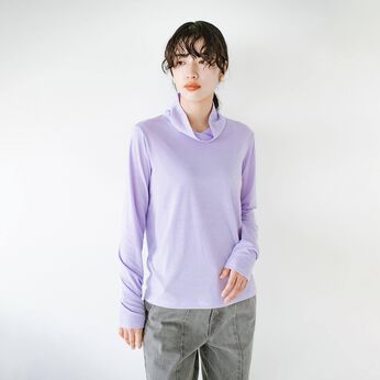 軽やか素材タートルネックカットソートップス〈ラベンダー〉