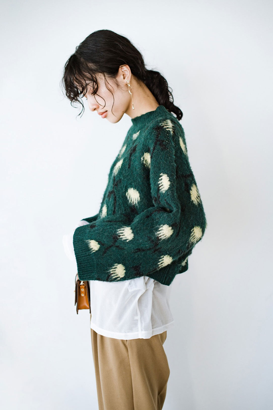 haco!［ハコ］|ｈａｃｏ！×ＮＯＫＩ　花をまとうコラボシリーズ【糸菊】お花の模様に編み立てたふわほわジャカードショート丈ニット