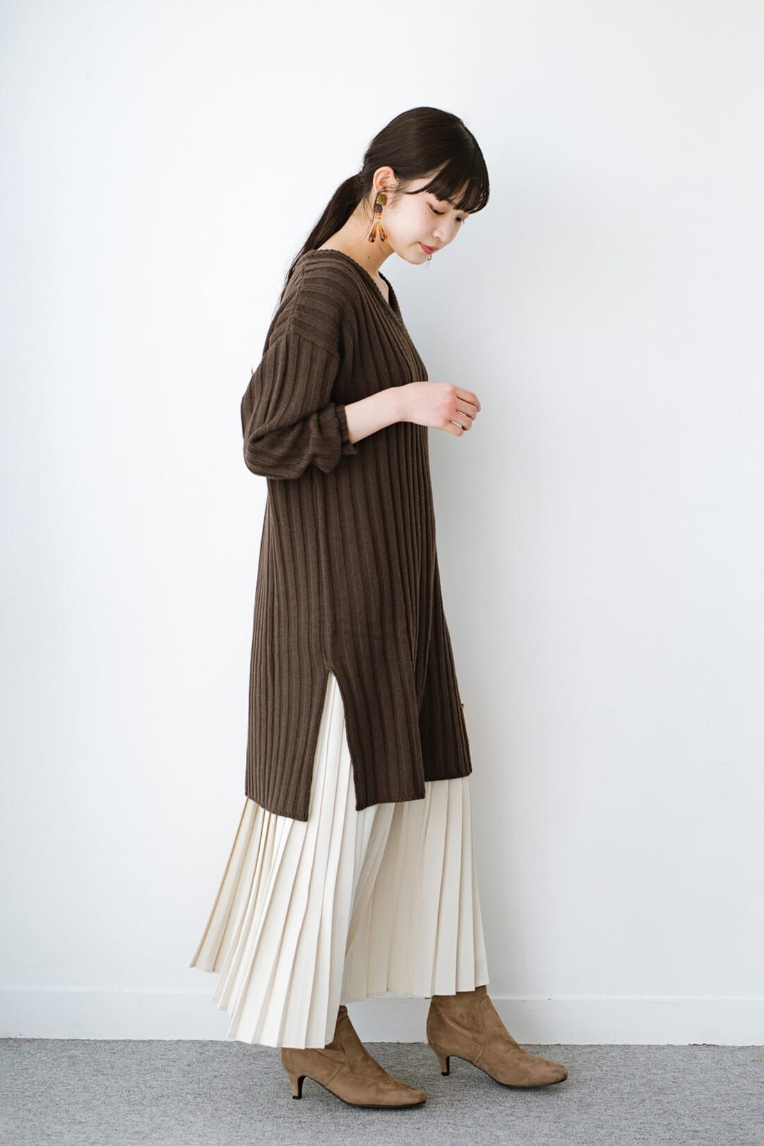 haco!［ハコ］|ｈａｃｏ！ 簡単にこなれコーデが完成する 単品使いもしやすいゆるシルエットニットとサテンパンツの便利なセット〈ブラウン〉