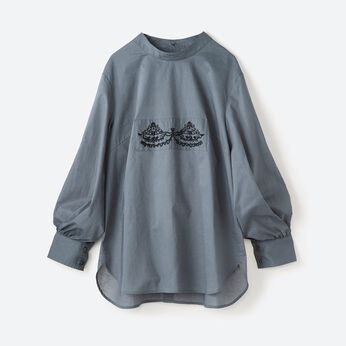 haco! | 刺繍がレースのよう 袖ぽんわりブラウス〈グレイッシュブルー〉
