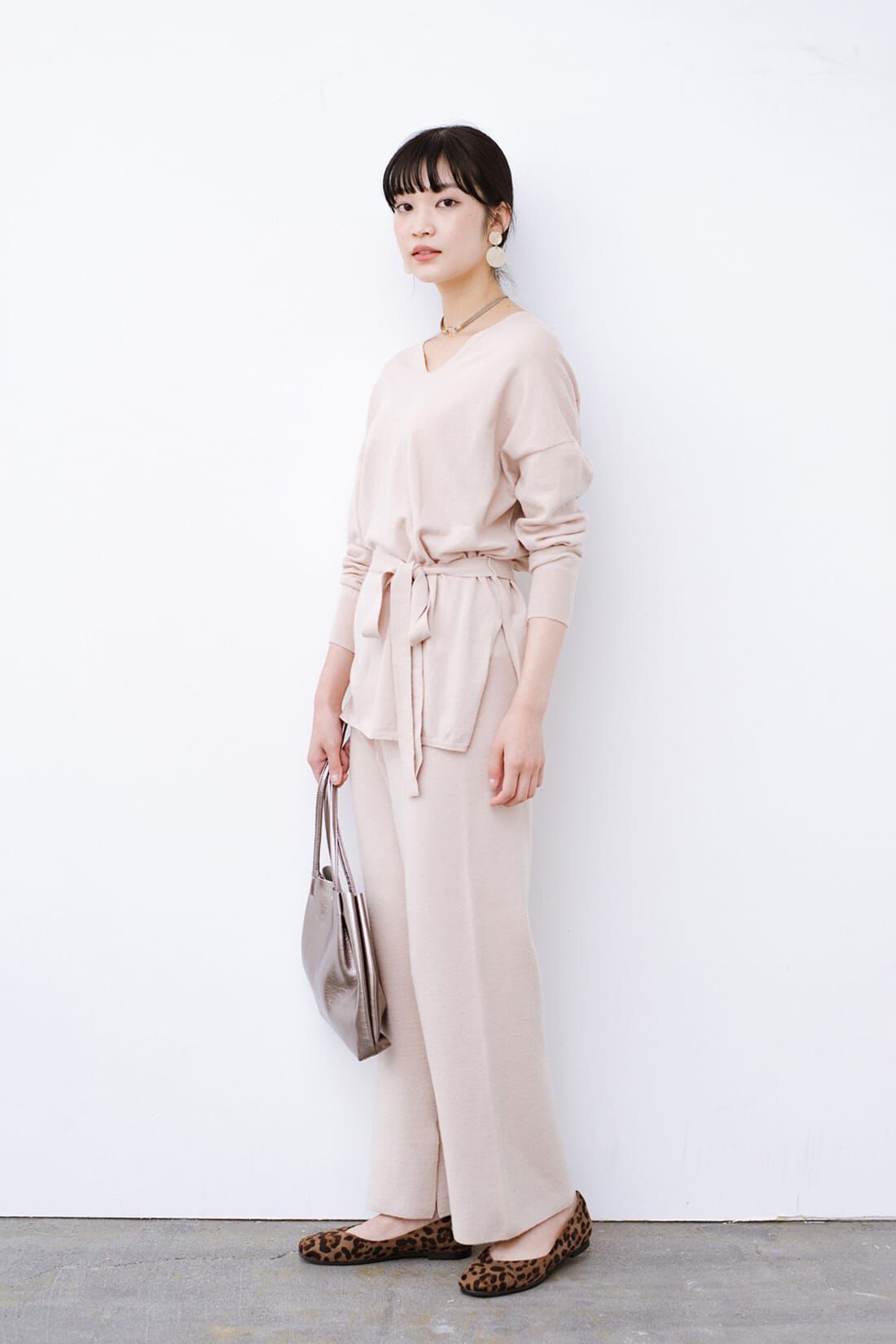 haco!|ｈａｃｏ！ 楽ちんなのにオシャレに見えて着まわしやすい！Ｖネックニットとパンツのニットアップ〈ライトベージュ〉