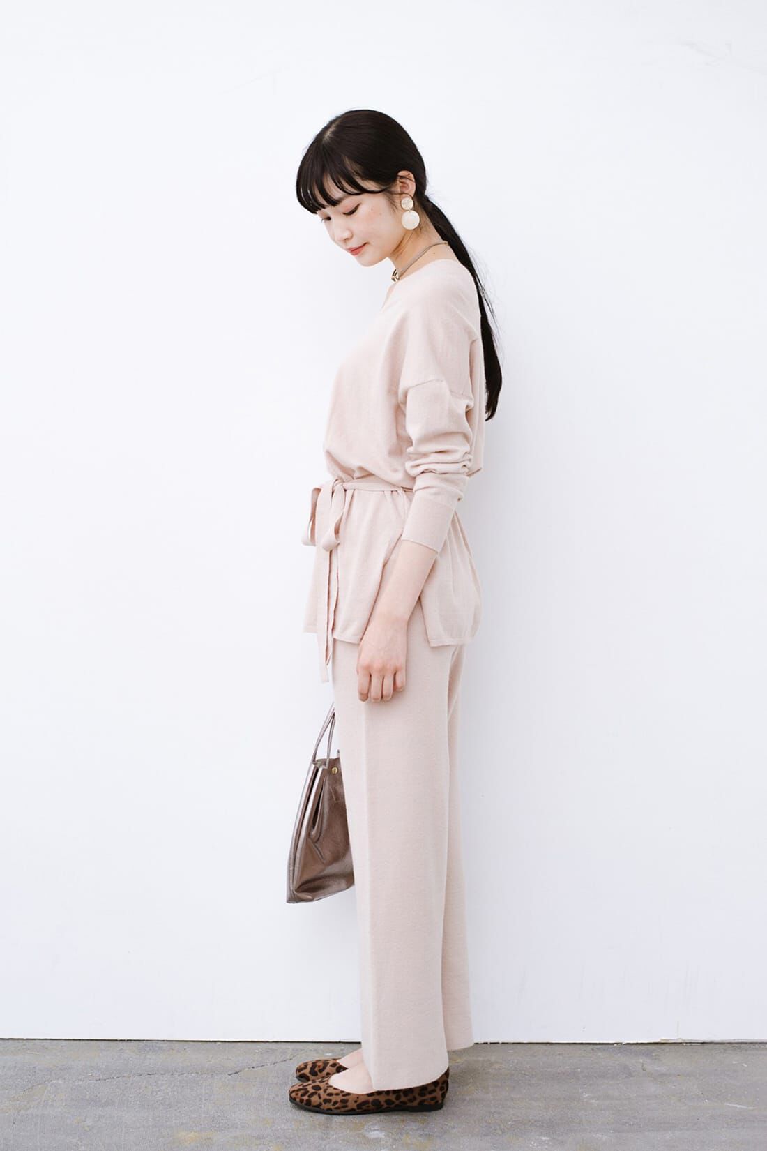 haco!|ｈａｃｏ！ 楽ちんなのにオシャレに見えて着まわしやすい！Ｖネックニットとパンツのニットアップ〈ライトベージュ〉