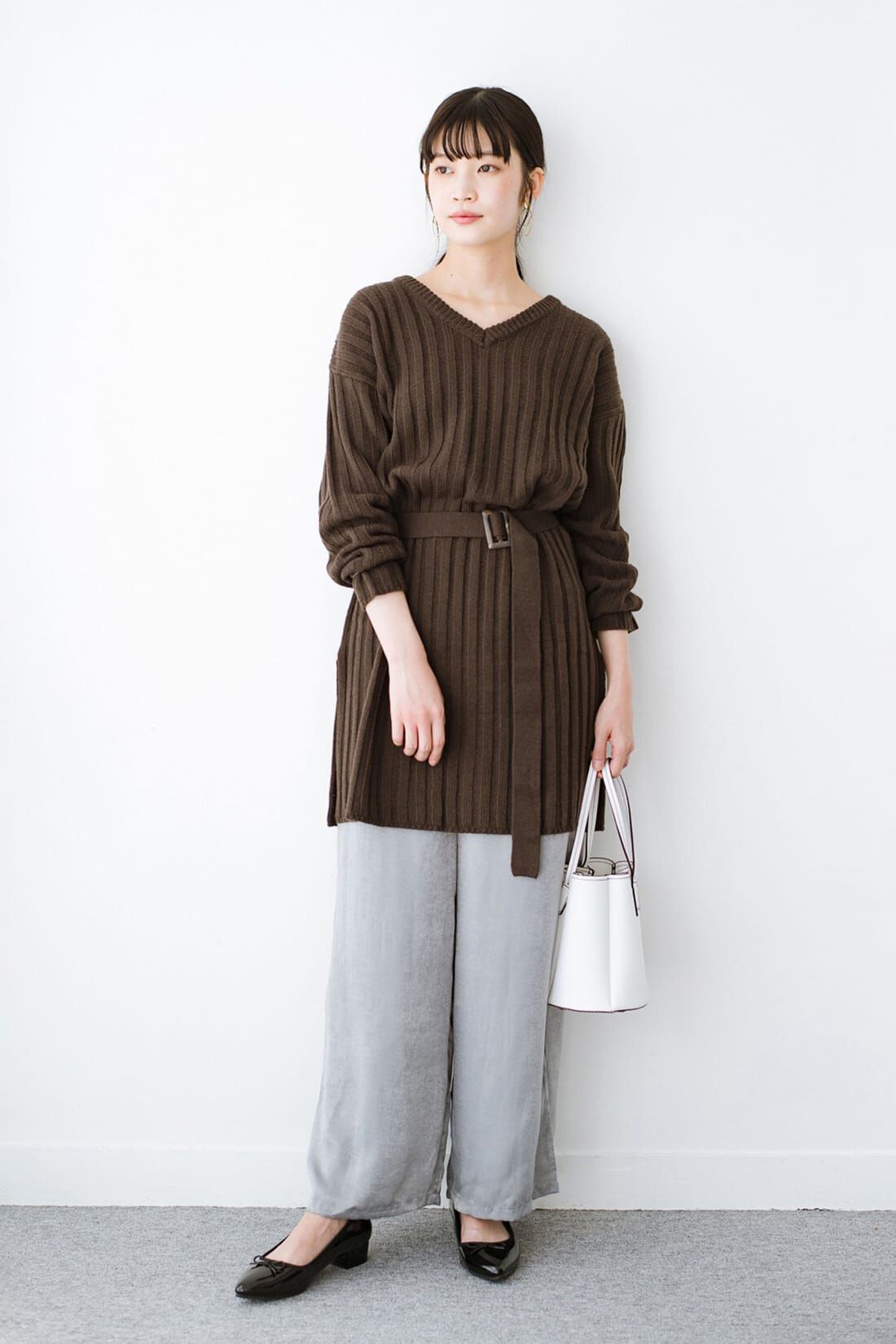 haco!［ハコ］|ｈａｃｏ！ 簡単にこなれコーデが完成する 単品使いもしやすいゆるシルエットニットとサテンパンツの便利なセット〈ブラウン〉
