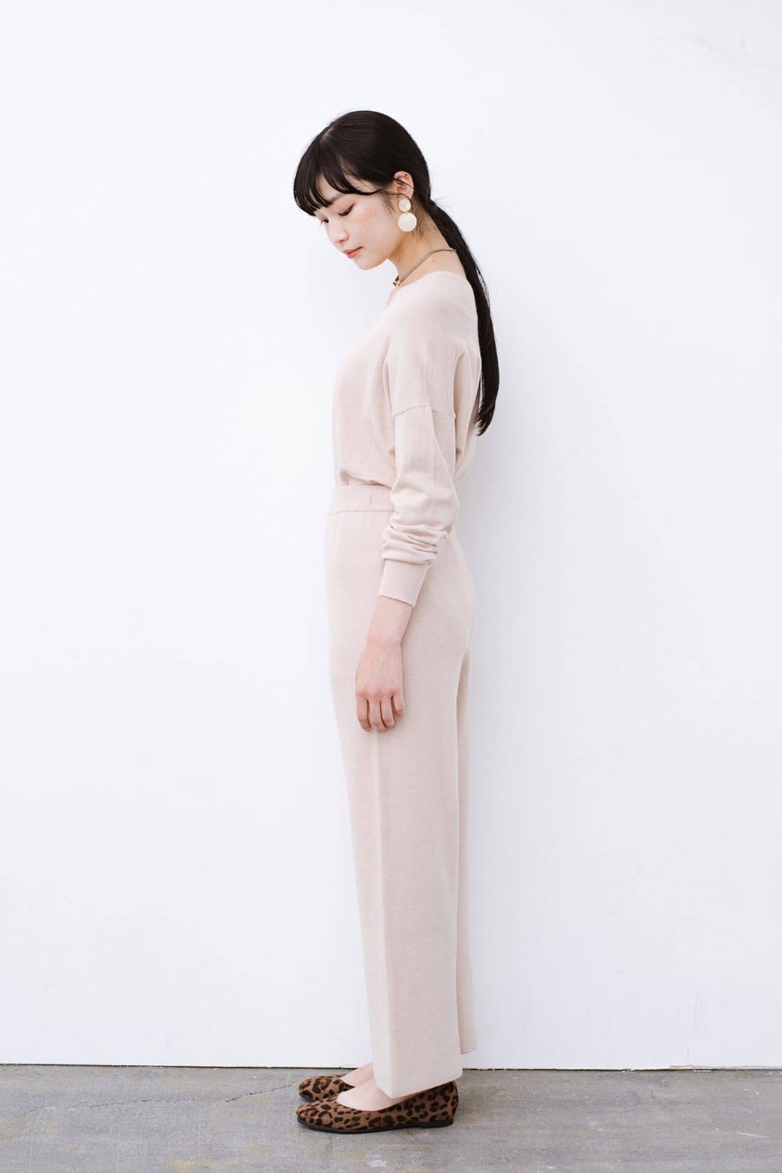haco!|ｈａｃｏ！ 楽ちんなのにオシャレに見えて着まわしやすい！Ｖネックニットとパンツのニットアップ〈ライトベージュ〉