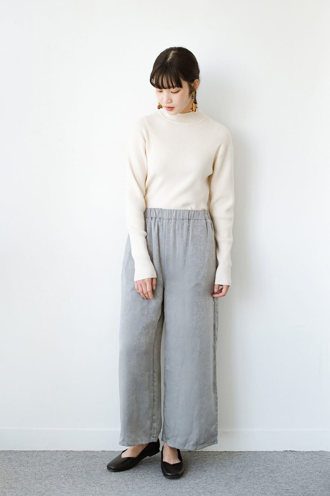 haco!［ハコ］|ｈａｃｏ！ 簡単にこなれコーデが完成する 単品使いもしやすいゆるシルエットニットとサテンパンツの便利なセット〈ブラウン〉