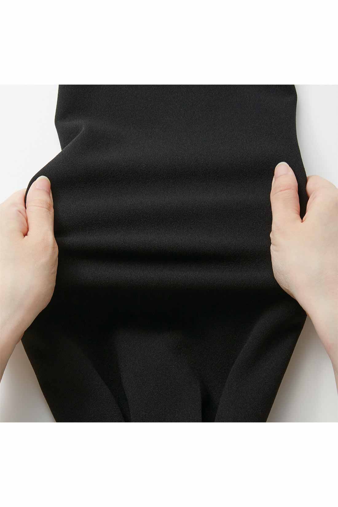 フェリシモギフトショップ|リブ イン コンフォート　ブローチ付きで華やぐ ぐい伸びカットジョーゼットのボウタイブラックワンピース|梨地の深いブラックが美しい。上品に見えて伸びやかなカットソージョーゼット。