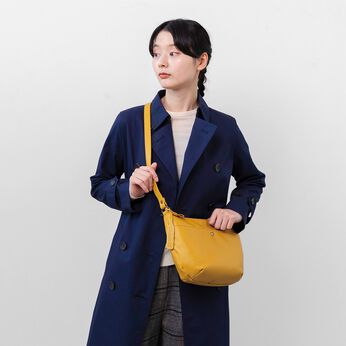 フェリシモギフトショップ | Ｌ＋姫路レザーの撥水ショルダーバッグ　イエロー