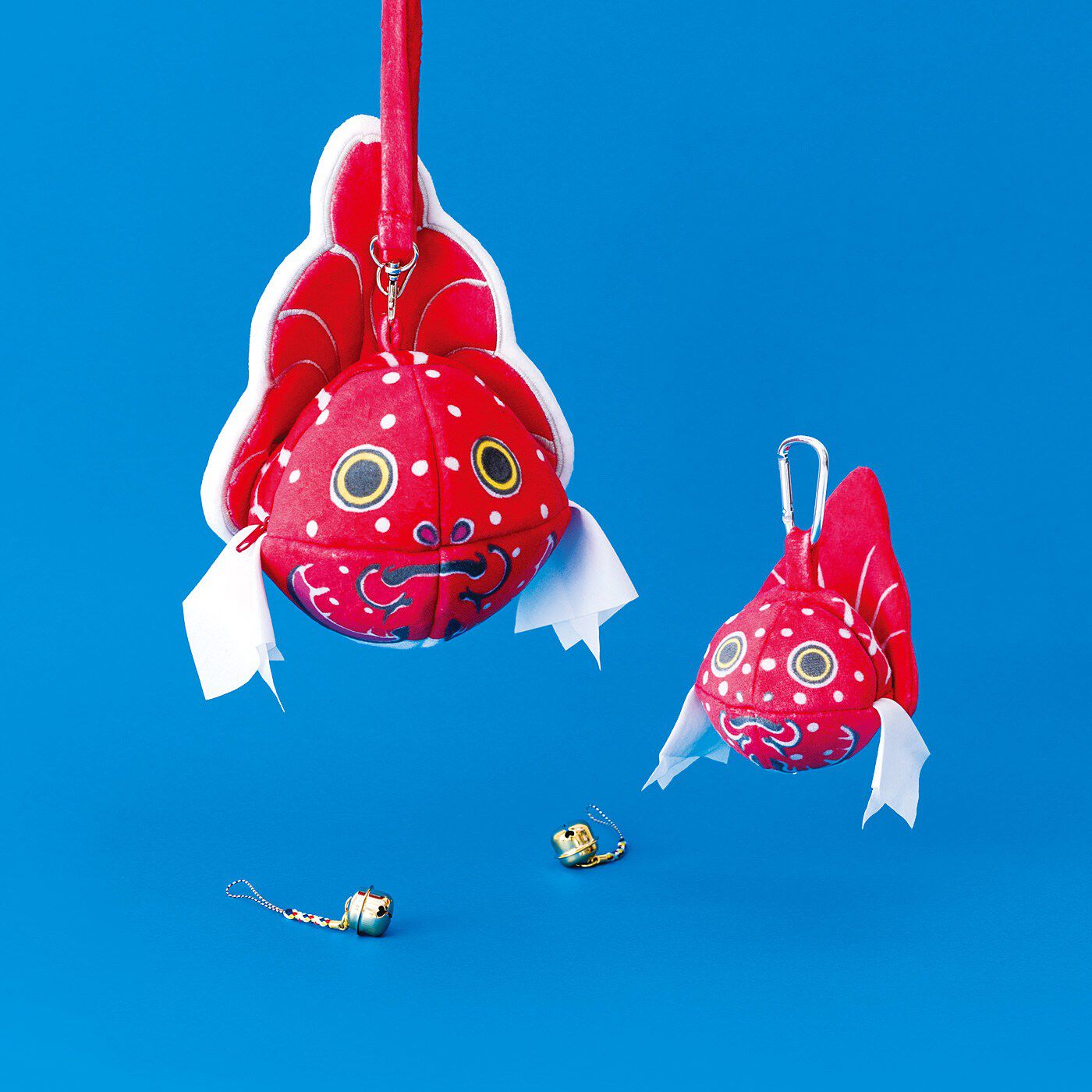 フェリシモギフトショップ|YOU＋MORE!　いつでもお祭り気分　青森の伝統工芸士とつくった 金魚ねぷたポーチ〈ひめりんごサイズ〉|左は通常サイズ、右が〈ひめりんごサイズ〉