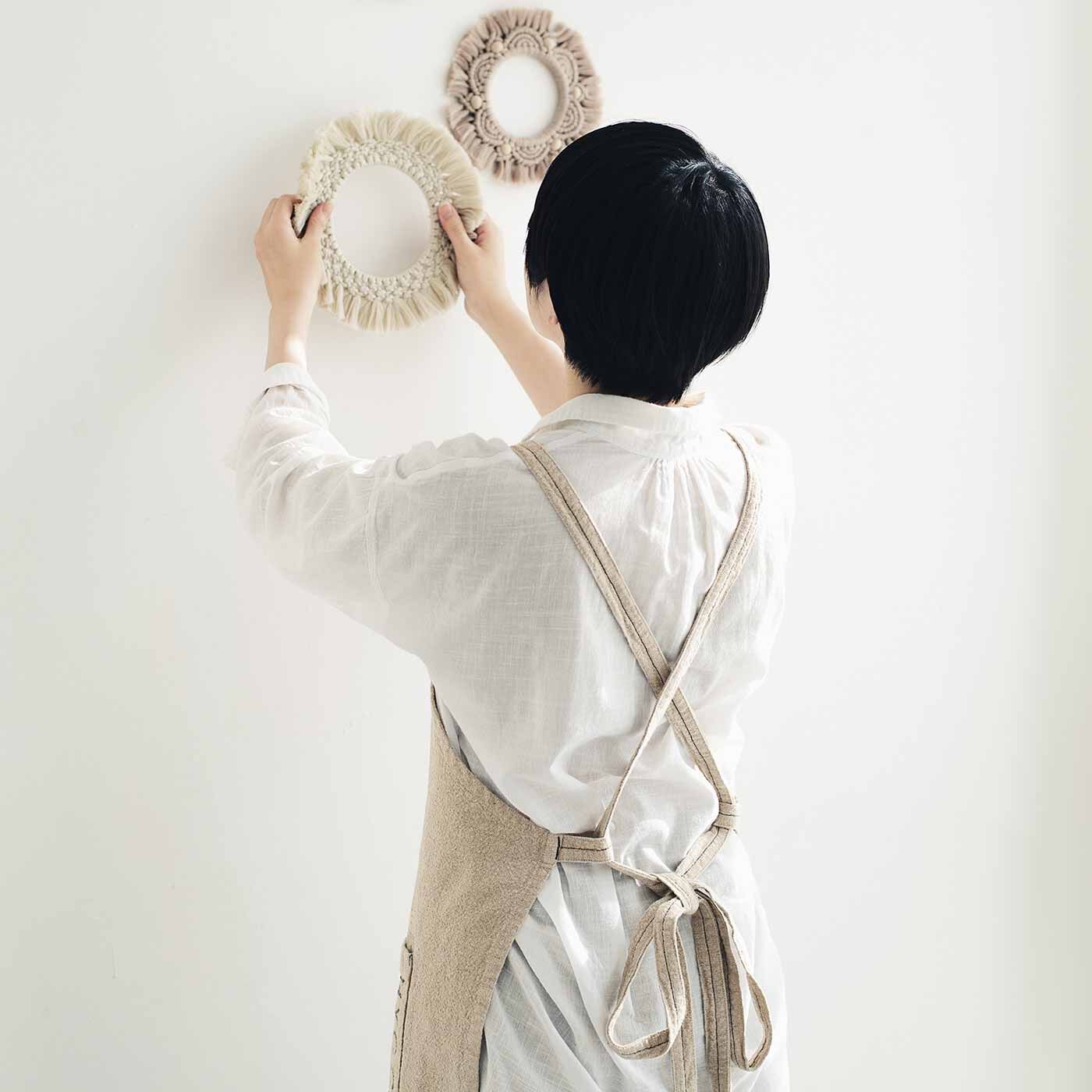 フェリシモギフトショップ|心地よいおうち時間 綿麻素材のHYGGEエプロン〈NATURAL〉|首や肩にストレスが少ないバッククロスタイプ。