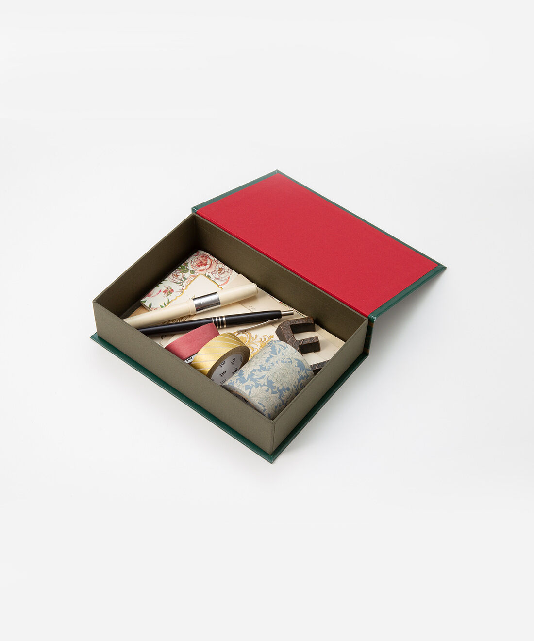 フェリシモギフトショップ|フェリシモ クリスマス アーカイブス コレクション　マグネット付き収納ボックス＆ドラジェ|メッセージカードや文具などを入れるのにおすすめな収納ボックスは、マグネット付きでふたがぴたりと留まります。