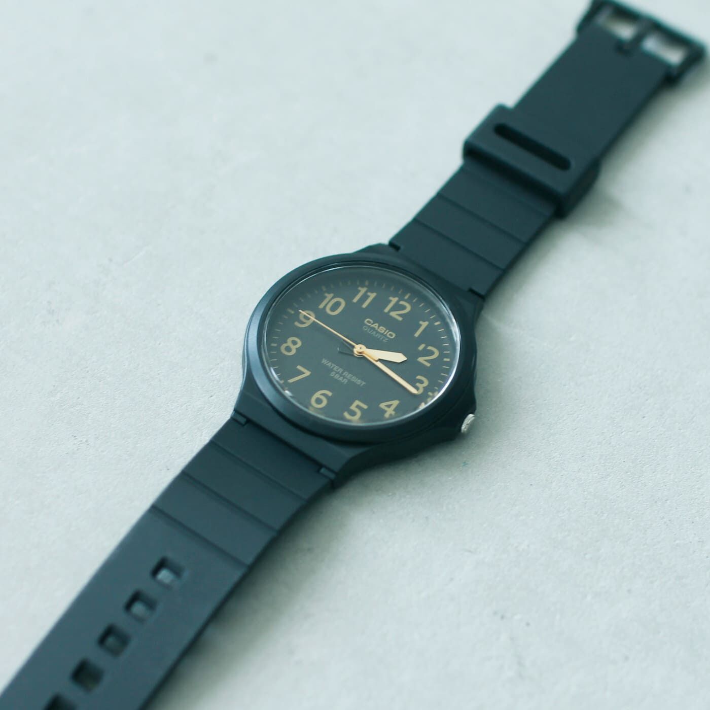 フェリシモギフトショップ|このごろ meets CASIO 推しカシ　しっとりムーンライトボーイ〈MW-240-1B2JH〉|さりげなく2トーンカラーになっている長針と短針に、デザインへのこだわりを感じます