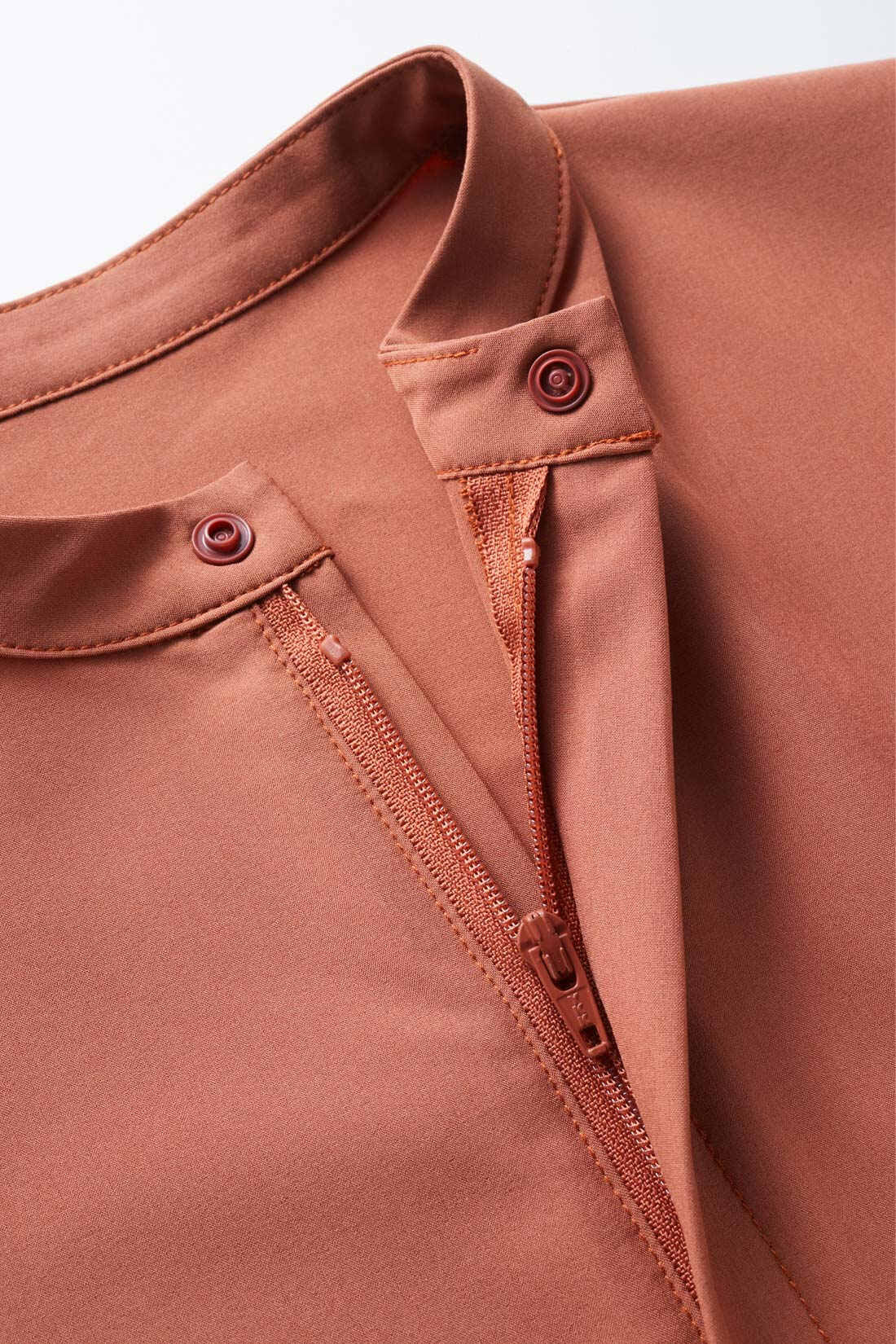 フェリシモギフトショップ|Moredde　オーバーサイズのシャツみたいなUVカットキッズラッシュガード〈ブラック〉|一番上はスナップボタン、その下はファスナーで下まで開きます。