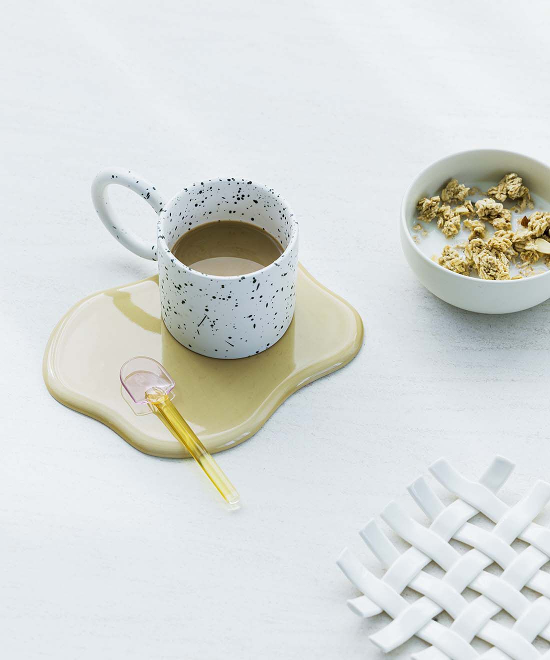 フェリシモギフトショップ|アイスが溶けた様子をモチーフにした　有田焼のトレイ〈ＣＬＡＹ　ＢＥＩＧＥ〉|ティータイムに楽しい挿し色。