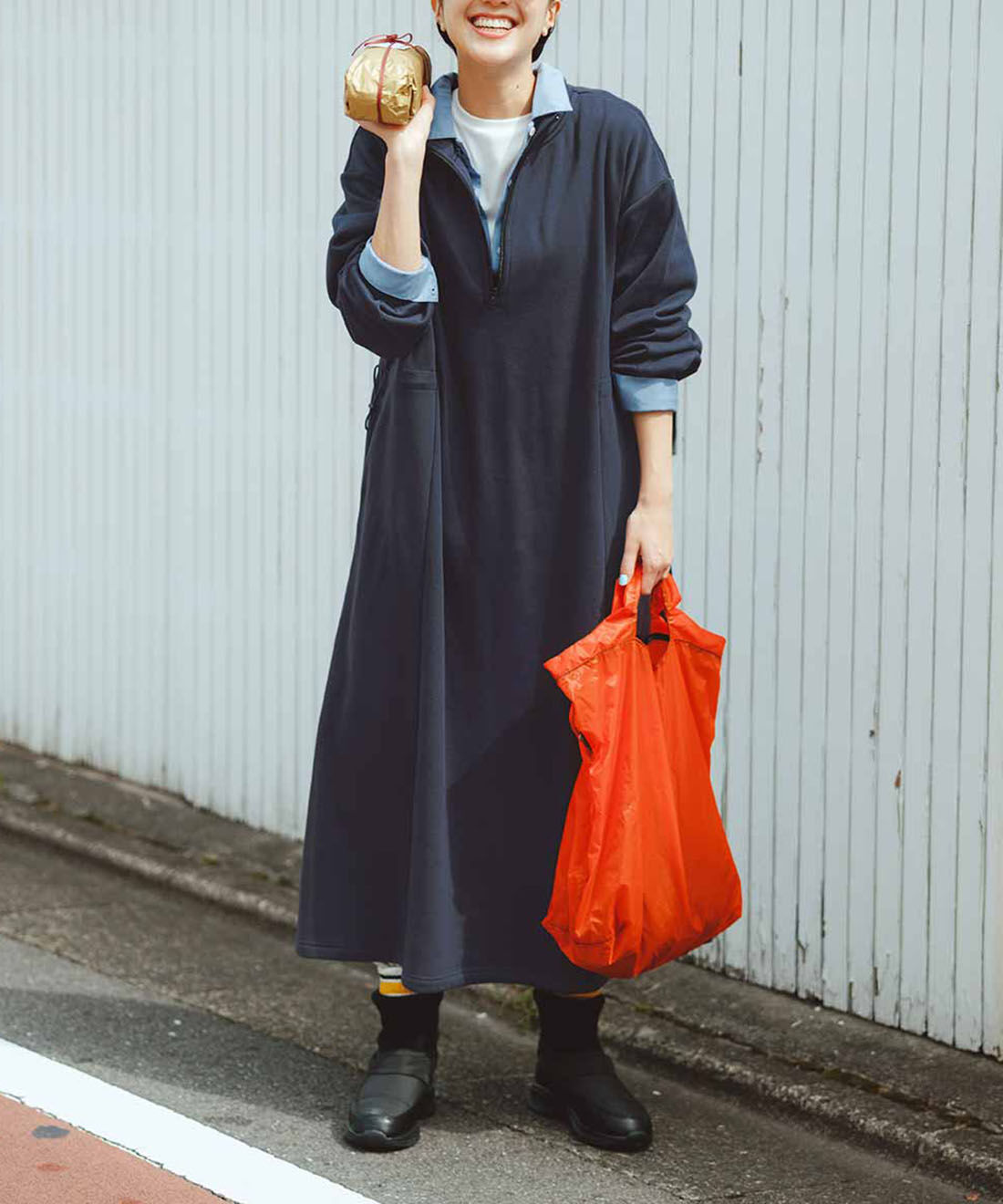 フェリシモギフトショップ|リブ イン コンフォート シンプルライフ研究家 マキさんとつくった おうちでもお外でも着られる ぬく伸び裏シャギーワンピース〈チャコールグレー〉