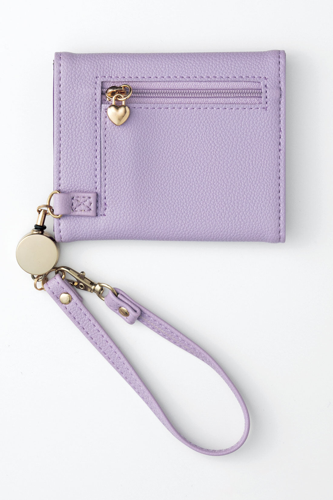 フェリシモギフトショップ|OSYAIRO　推しと一緒にどこまでも　手紙みたいなリール付きパスケース〈パープル〉|裏面には小銭やアクセサリー、当選祈願のお守りも入るファスナーポケット付き。 ハートのチャームも付けました。