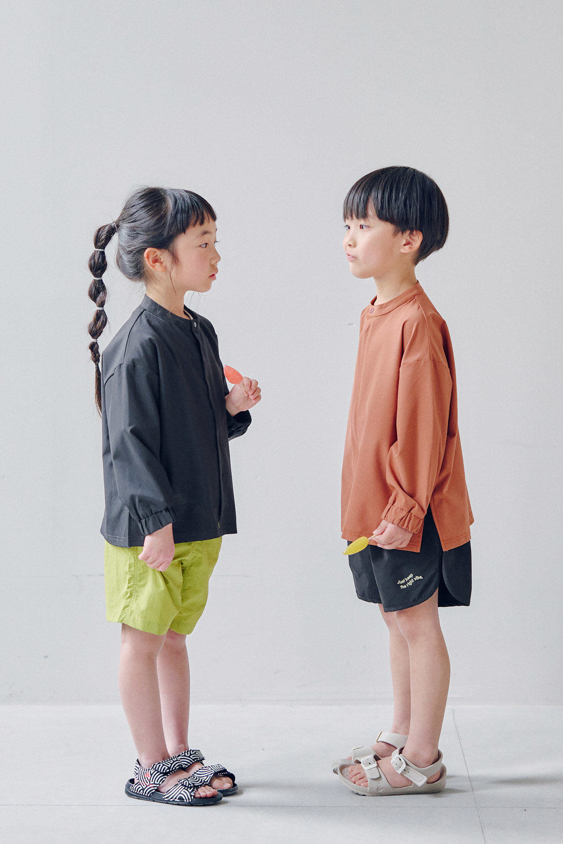 フェリシモギフトショップ|Moredde　オーバーサイズのシャツみたいなUVカットキッズラッシュガード〈ブラック〉|サイドのスリットで抜け感アップ