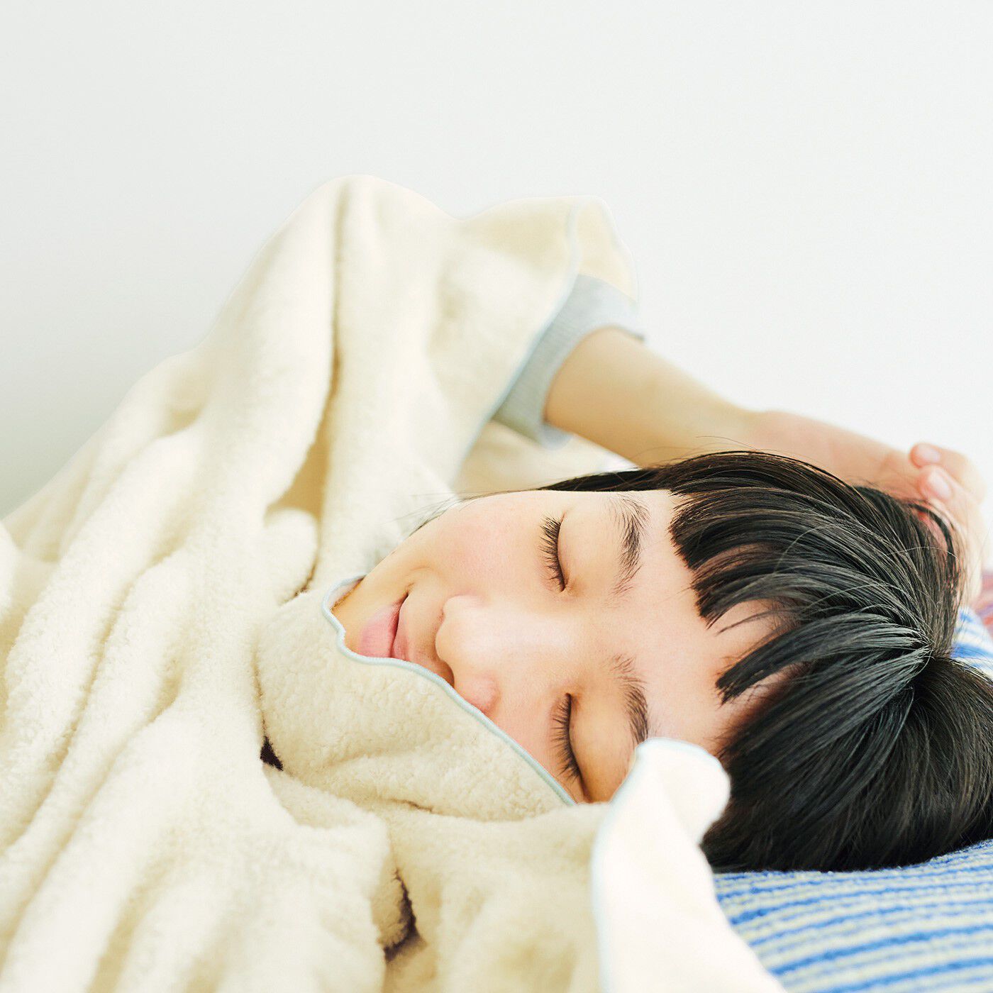 フェリシモギフトショップ|クーフゥ　からだにやさしくフィットしながらすっぽり包み込む　マシュマロみたいなふわふわのびのびケット〈ピンクベージュ〉|※画像は〈クリーム〉です。