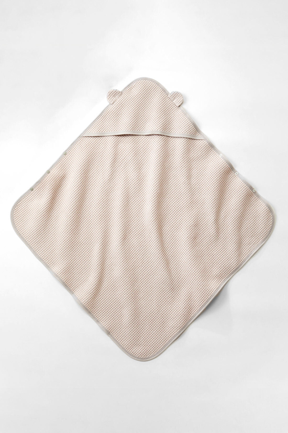 フェリシモギフトショップ|Moredde　くま耳がかわいい　コットン100％ぽこぽこワッフル素材の　ジャパンメイドベビータオル〈グレージュ〉|スクエア型の角にフードになるマチとくまみみが付いたデザイン。