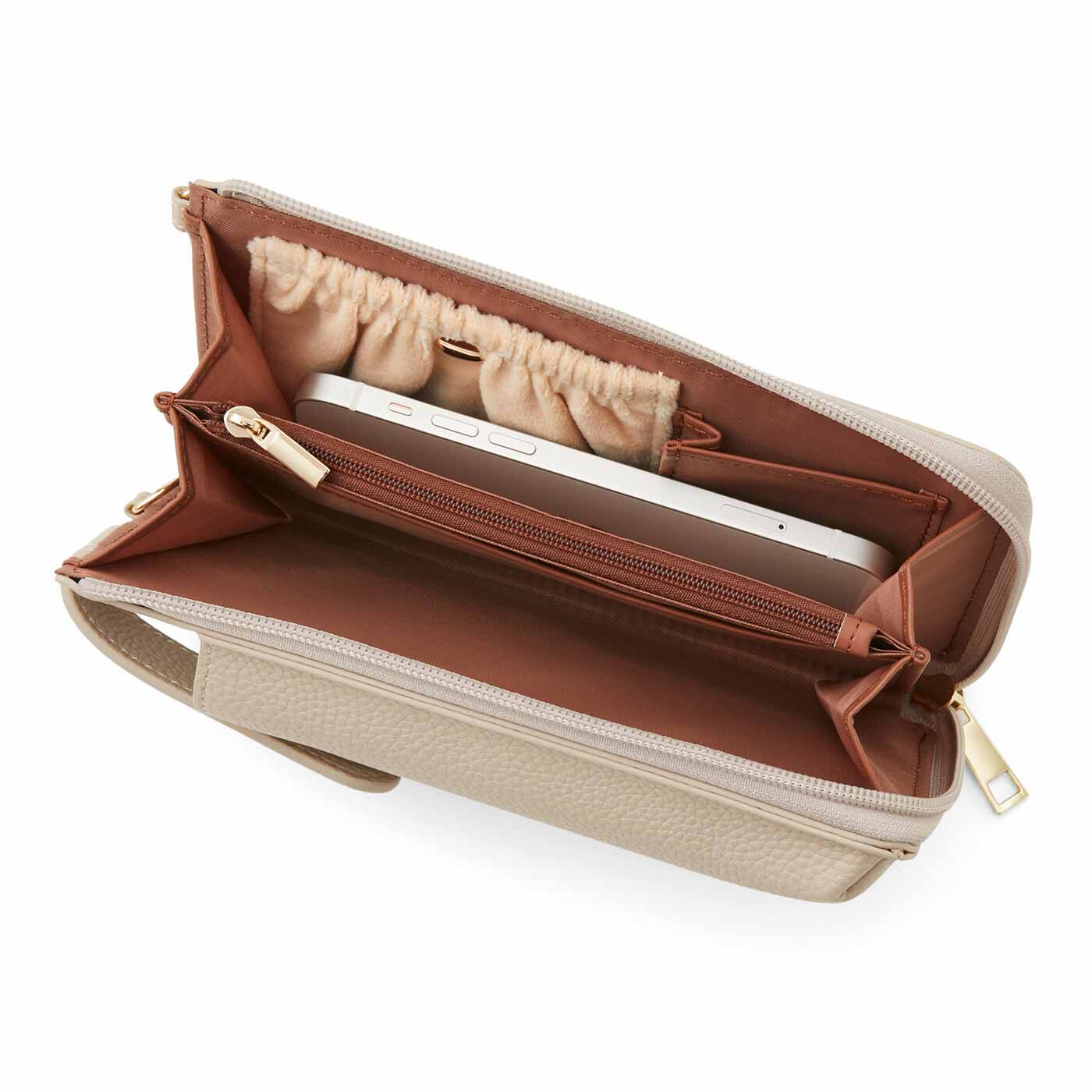 フェリシモギフトショップ|ラミプリュス　身のこなしスマート 手帳型ケースも収納OK クロスボディーウォレット〈ピンクベージュ〉|側面ポケット内にはスマートフォンも入ります。