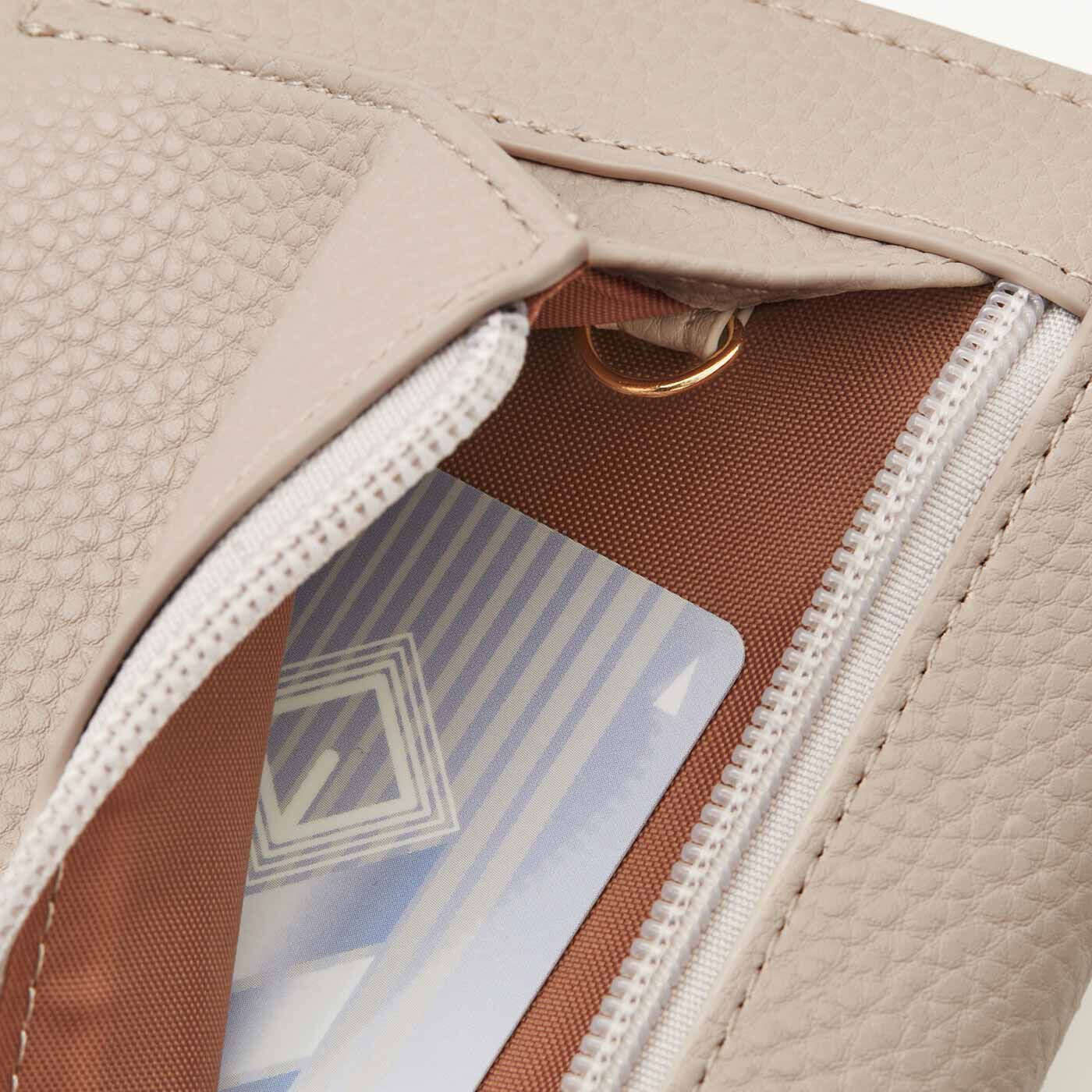 フェリシモギフトショップ|ラミプリュス　身のこなしスマート 手帳型ケースも収納OK クロスボディーウォレット〈ピンクベージュ〉|Dカン付き片まちポケット　ICカードを入れるのに便利。Dカンにかぎをつないでも。