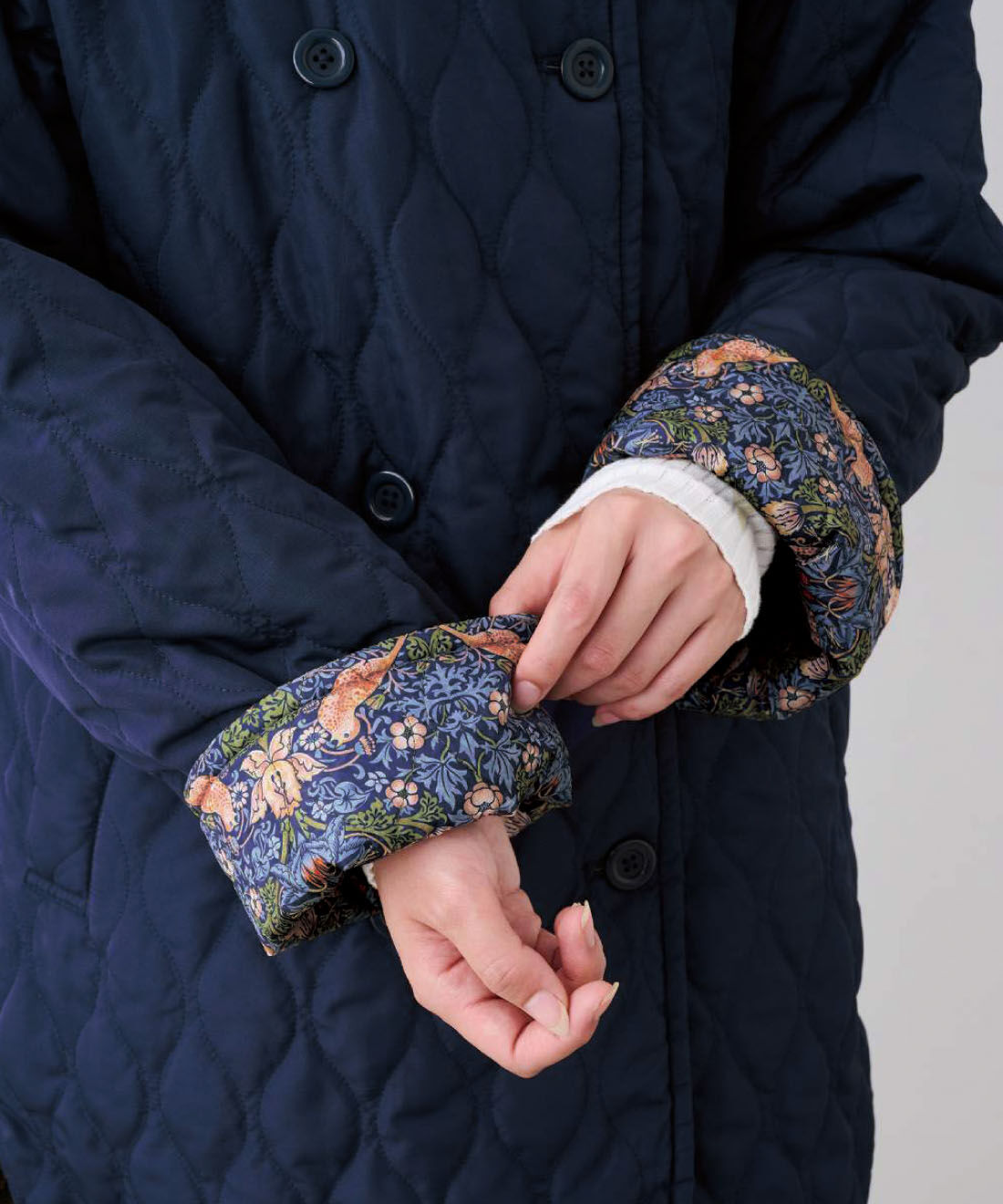 フェリシモギフトショップ|リブ イン コンフォート 大人モリスの世界「イチゴ泥棒」柄の 軽やかに着られる 撥水キルティングリバーシブルコート 〈ネイビー〉|袖口を折り返してもかわいい。