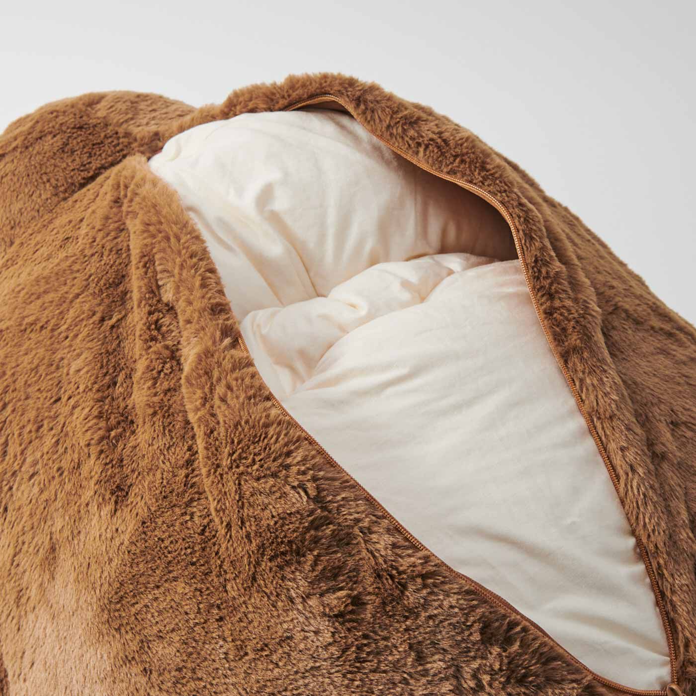 フェリシモギフトショップ|旭山動物園・ボルネオの森応援商品 YOU＋MORE！ 実寸大のオウサマペンギンのヒナ布団収納|背中のファスナーから布団を入れると実寸サイズのヒナが完成。薄手のシングル掛布団が1枚程度入るサイズです。