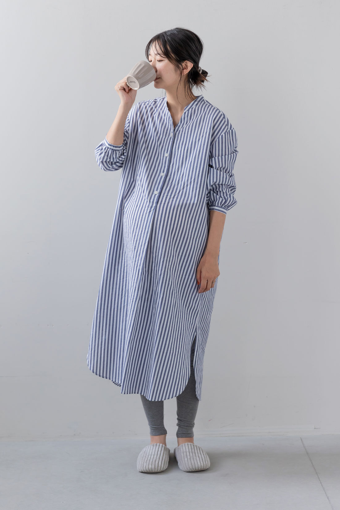 フェリシモギフトショップ|Moredde　マタニティから産後も使える　ママによりそうワンピースパジャマ〈ブルーストライプ〉|model：H168　着用サイズ；Mサイズ+総丈3cm