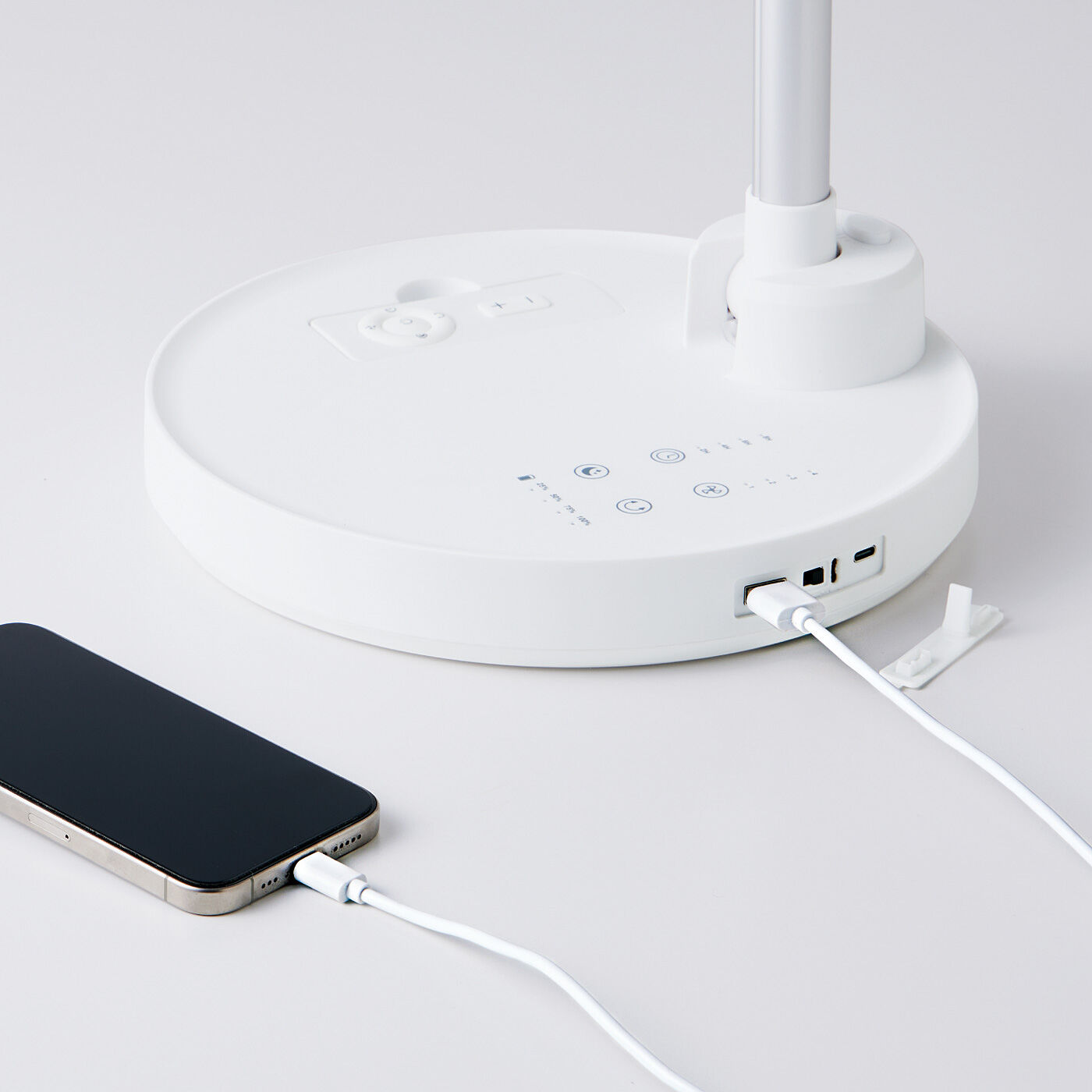 フェリシモギフトショップ|小さく折りたたんでコンパクト収納！　らくらく持ち運べるコードレス首振り扇風機〈充電式〉|緊急時はバッテリーとしてスマホを充電することも。