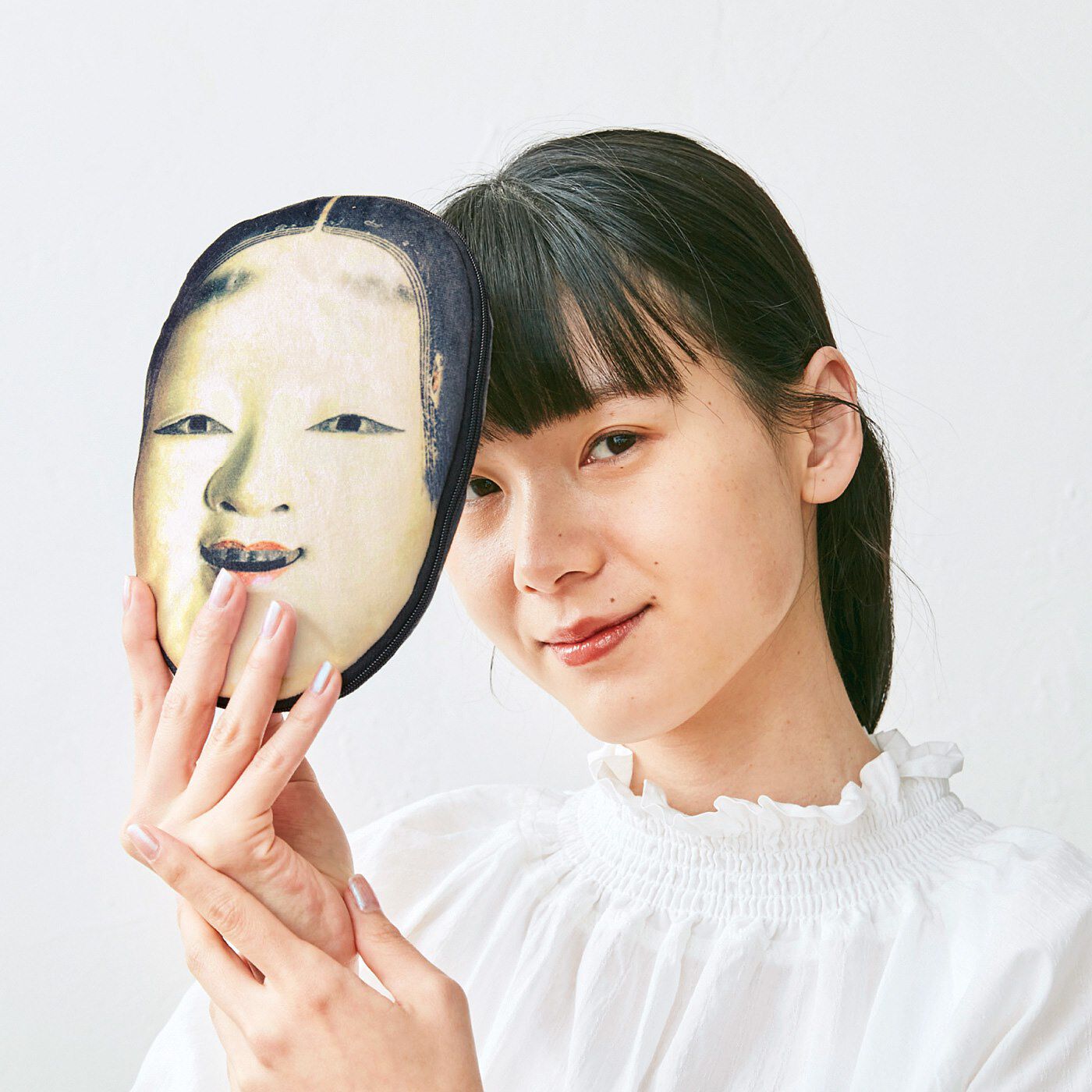 フェリシモギフトショップ|ミュージアム部　神秘的な能の世界にふれる 化生の面コスメポーチ|本物の能面に近い大きさです。