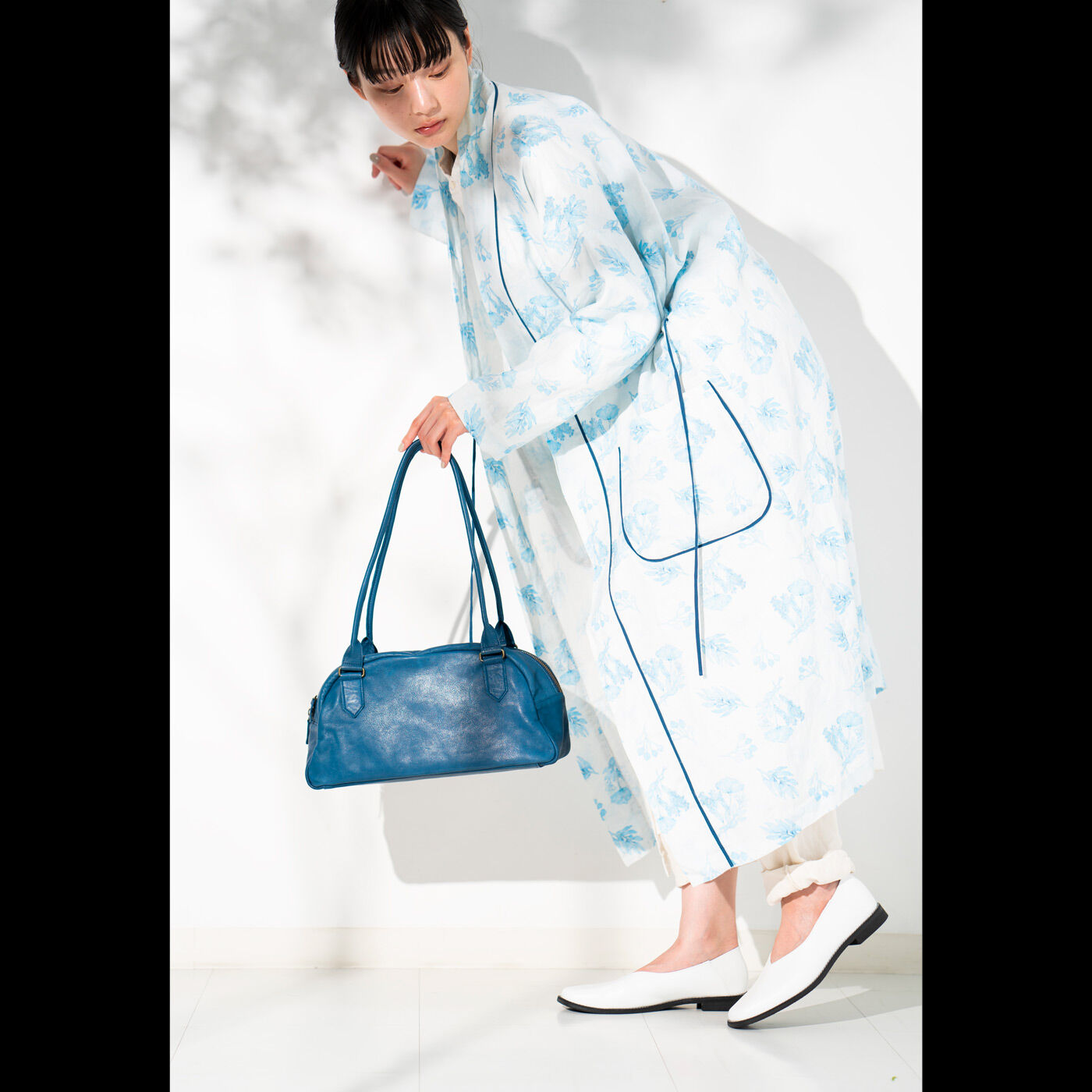 フェリシモギフトショップ|スタイリストと作った　職人本革のスタイリストバッグ〈ネイビー〉|デザインとしてはごくシンプルなのでオン／オフ問わずいろいろな着こなしに合わせやすく、軽いのでストレスなく持てるのもポイント。