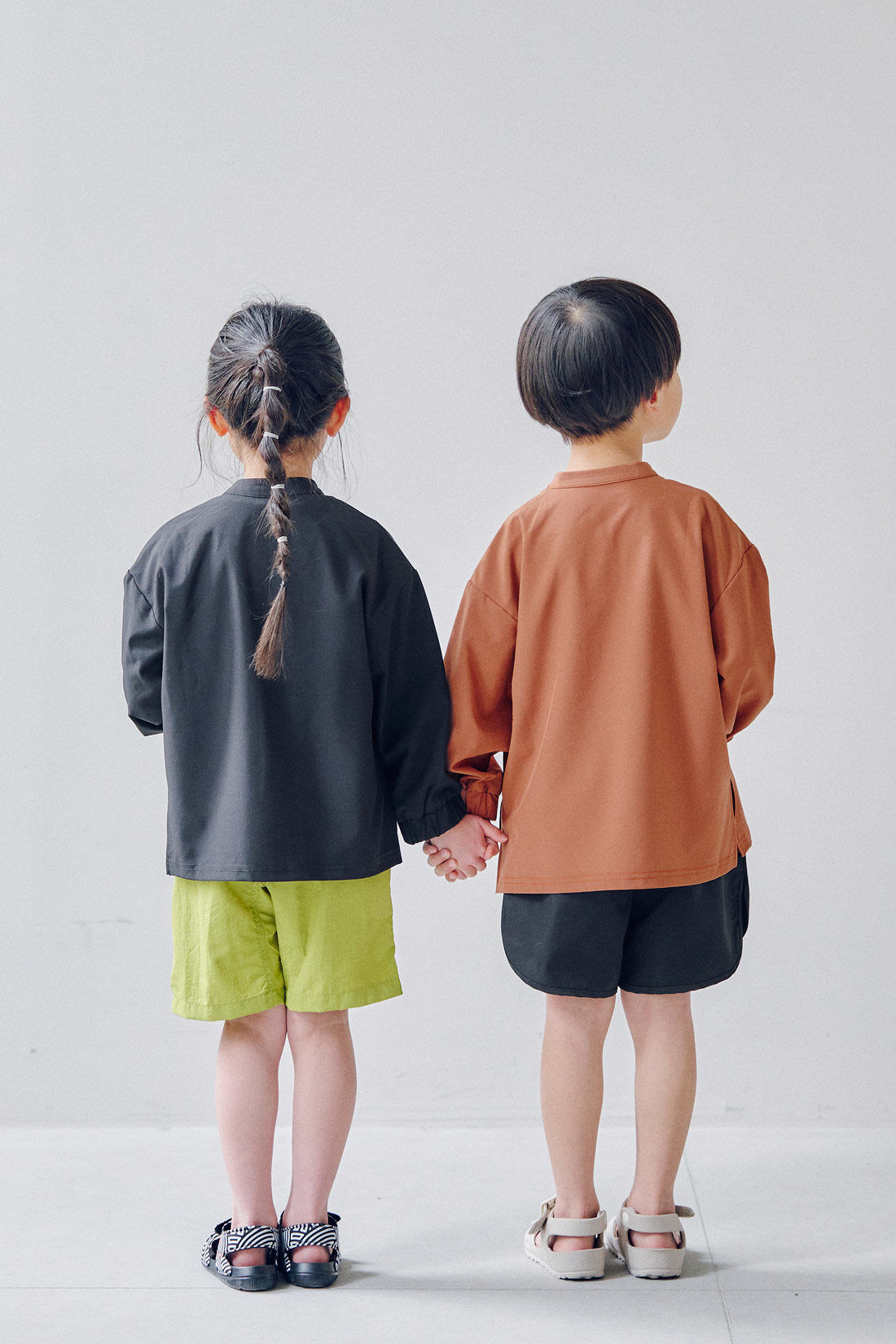 フェリシモギフトショップ|Moredde　オーバーサイズのシャツみたいなUVカットキッズラッシュガード〈アプリコットブラウン〉