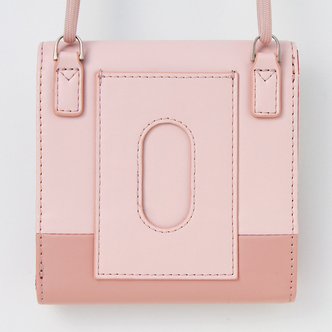フェリシモギフトショップ|LITALICO×C.C.P　中がメッシュで取りだしやすいネックウォレット〈サクラベージュ〉|背面はパスケースになっていて、改札でもスムーズ。