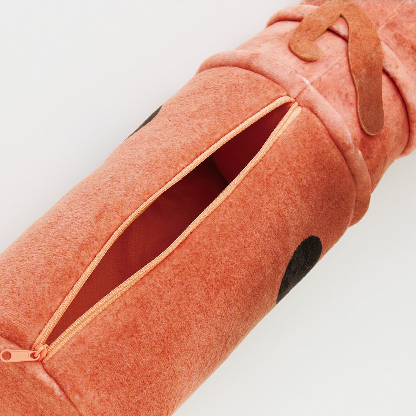 フェリシモギフトショップ|ミュージアム部　踊る人々　はにわ収納ケース〈みずらさん〉|フェイスタオルが1〜2枚入る、下部の収納スペース。