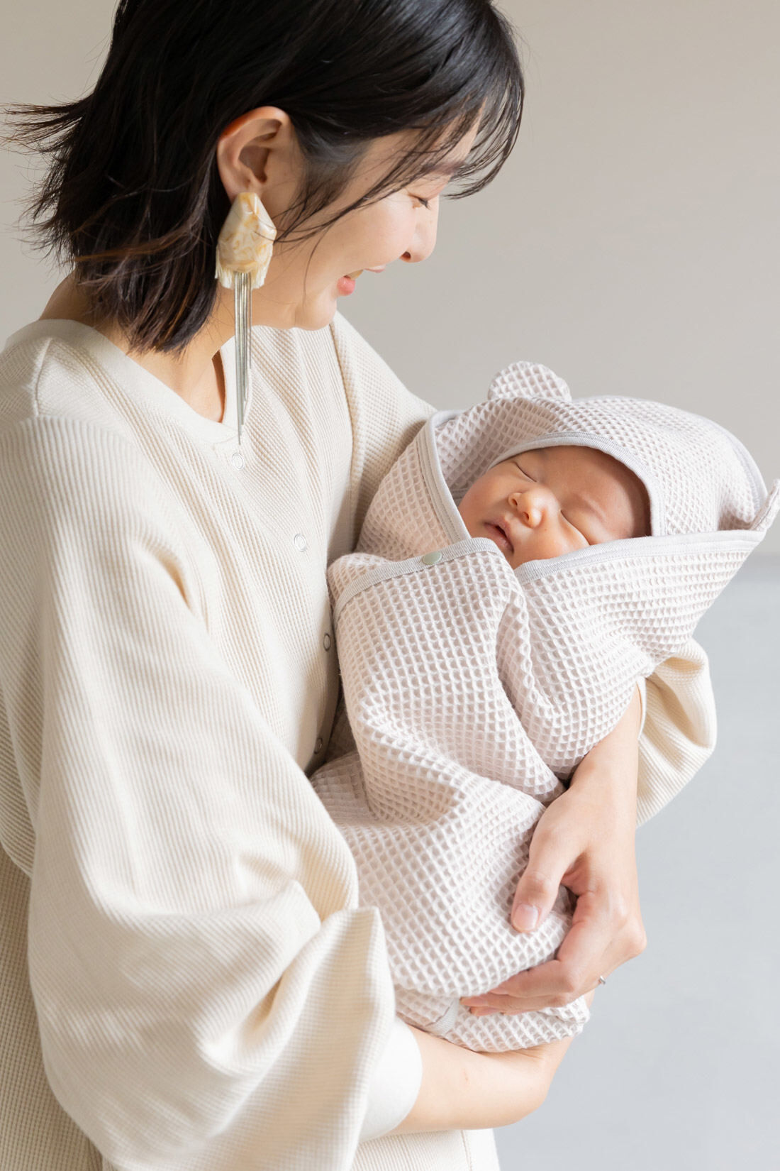 フェリシモギフトショップ|Moredde　くま耳がかわいい　コットン100％ぽこぽこワッフル素材の　ジャパンメイドベビータオル〈グレージュ〉