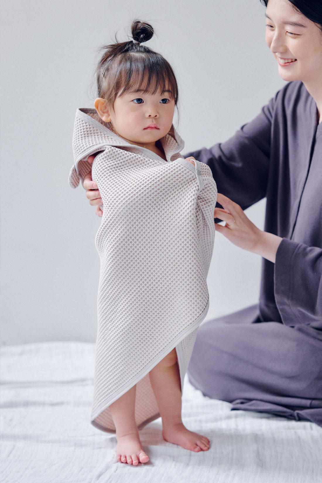 フェリシモギフトショップ|Moredde　くま耳がかわいい　コットン100％ぽこぽこワッフル素材の　ジャパンメイドベビータオル〈グレージュ〉