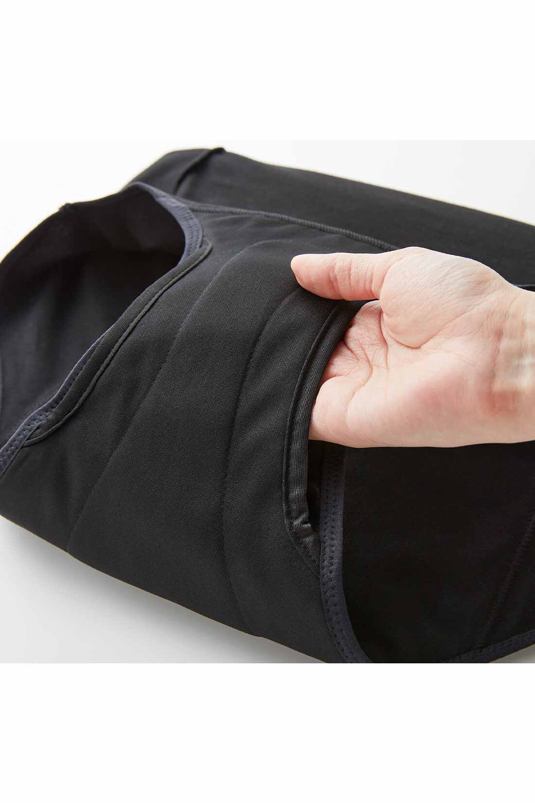 フェリシモギフトショップ|gokigen Lab.　お守り代わりに使いたい お肌にうれしい綿混素材 吸水サニタリーショーツ〈ライト/ブラック〉|二重構造のクロッチ部分の間にサニタリー用品の羽を固定できます。