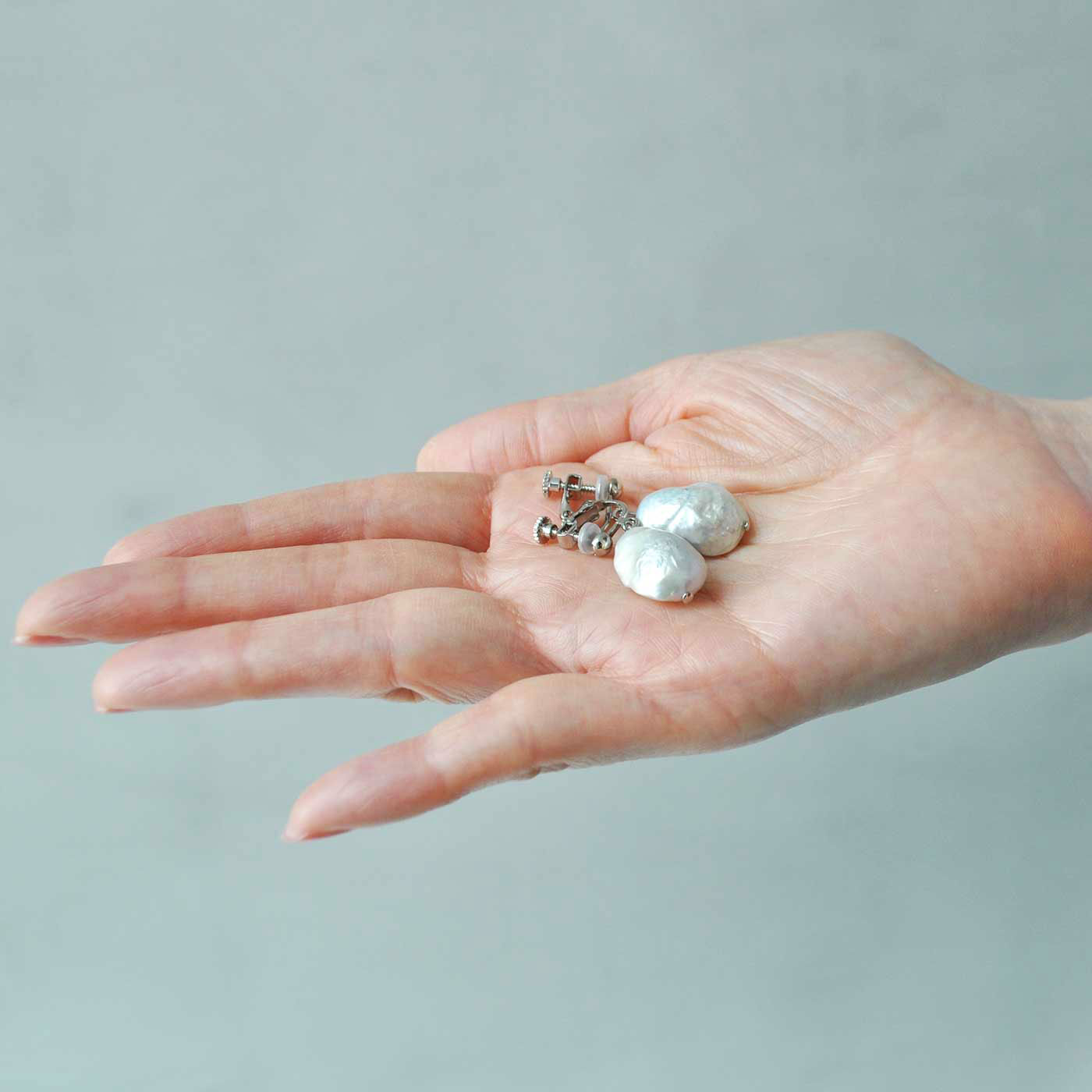 フェリシモギフトショップ|ＬＸ[フェリシモルクス]　驚きの軽さ　中空バロックパールイヤアクセサリー|驚きの軽さです。