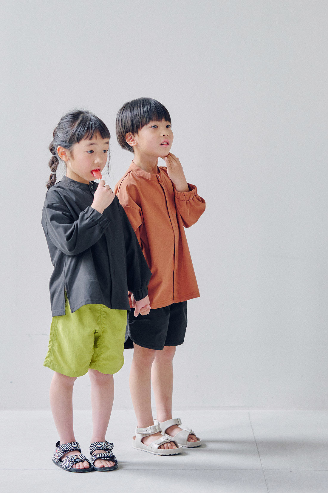 フェリシモギフトショップ|Moredde　オーバーサイズのシャツみたいなUVカットキッズラッシュガード〈アプリコットブラウン〉